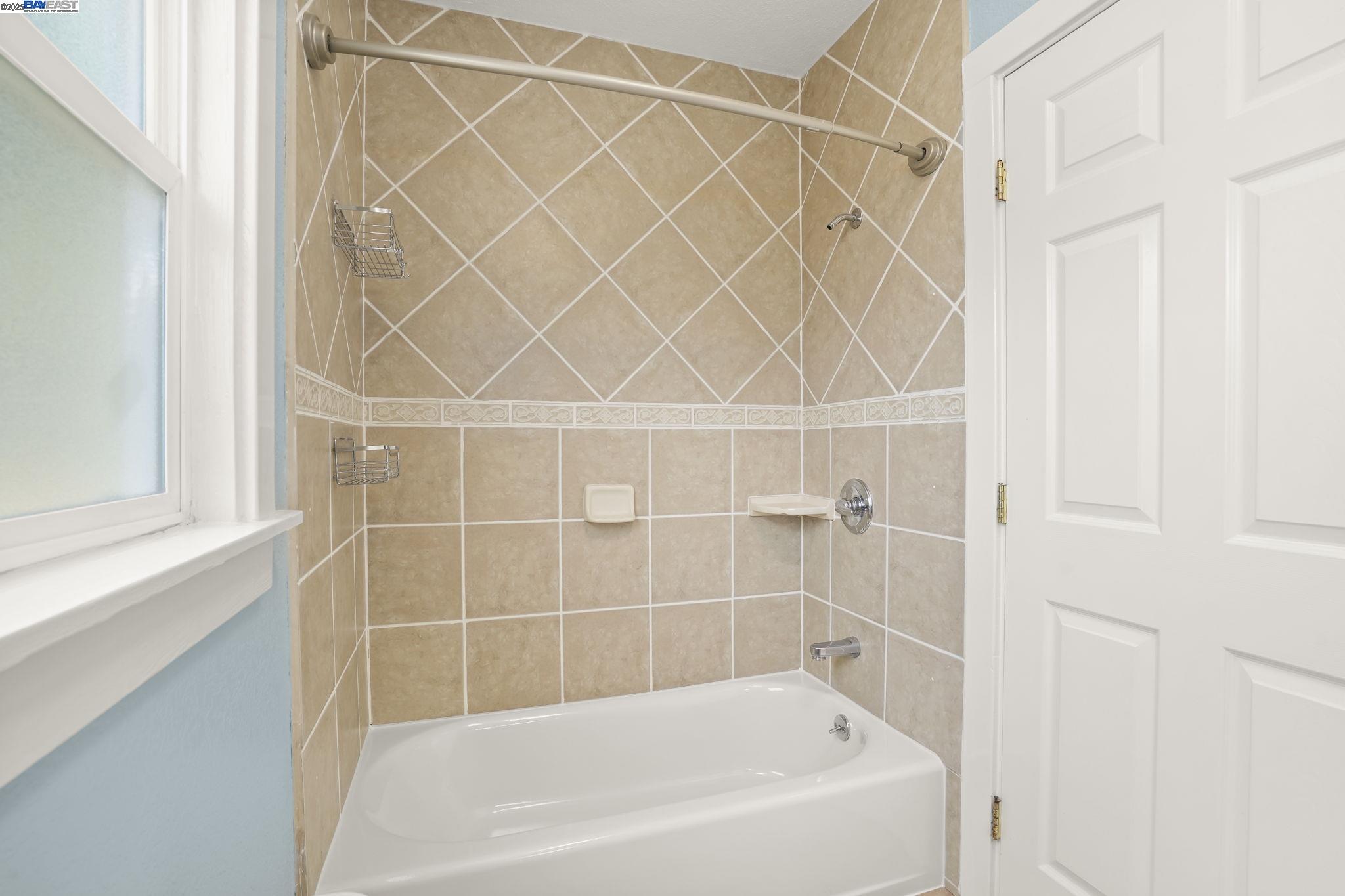 Detail Gallery Image 17 of 24 For 1462 Curtis Street, Berkeley,  CA 94702-1006 - 2 Beds | 1 Baths