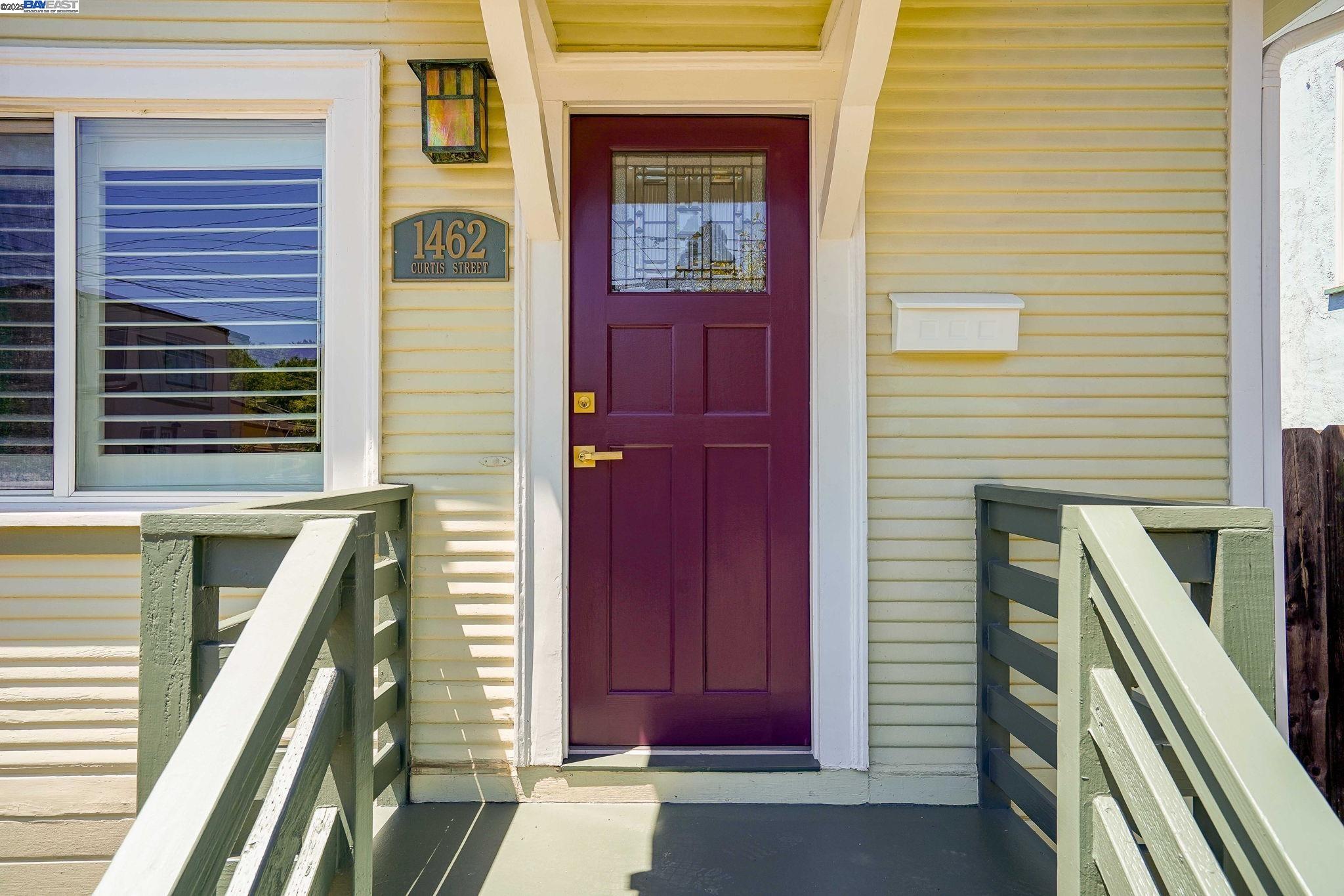 Detail Gallery Image 3 of 24 For 1462 Curtis Street, Berkeley,  CA 94702-1006 - 2 Beds | 1 Baths