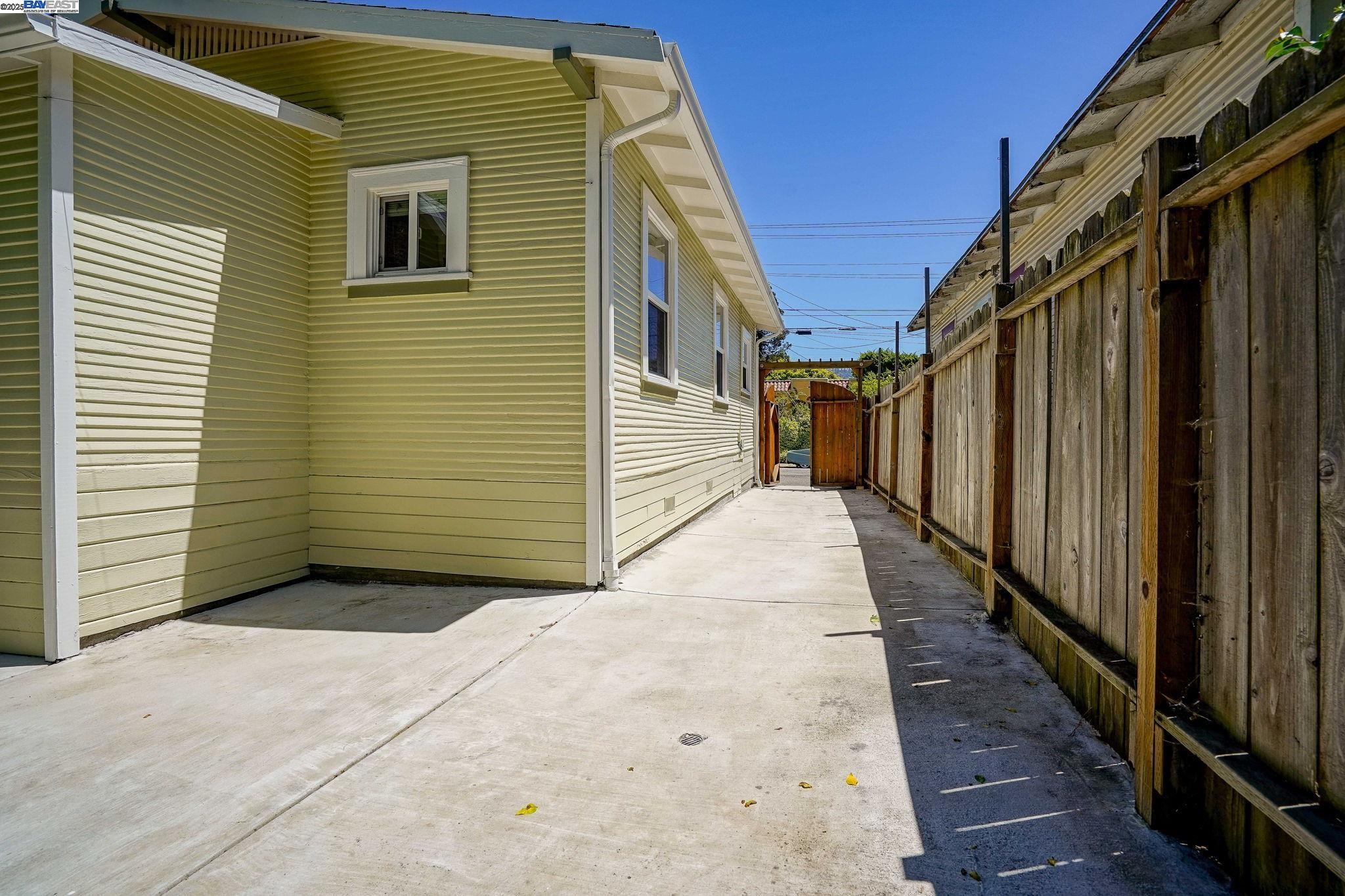 Detail Gallery Image 23 of 24 For 1462 Curtis Street, Berkeley,  CA 94702-1006 - 2 Beds | 1 Baths