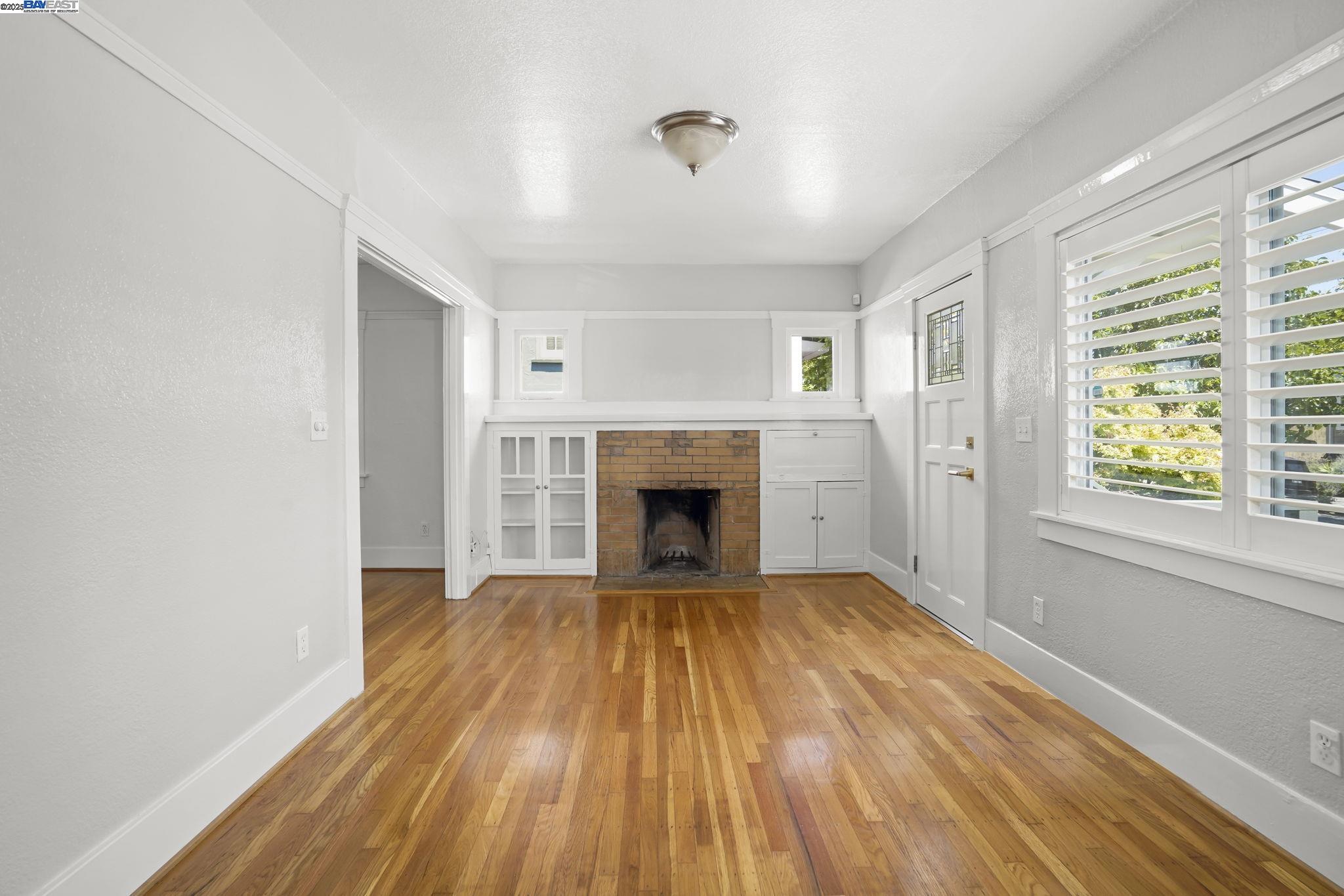 Detail Gallery Image 4 of 24 For 1462 Curtis Street, Berkeley,  CA 94702-1006 - 2 Beds | 1 Baths