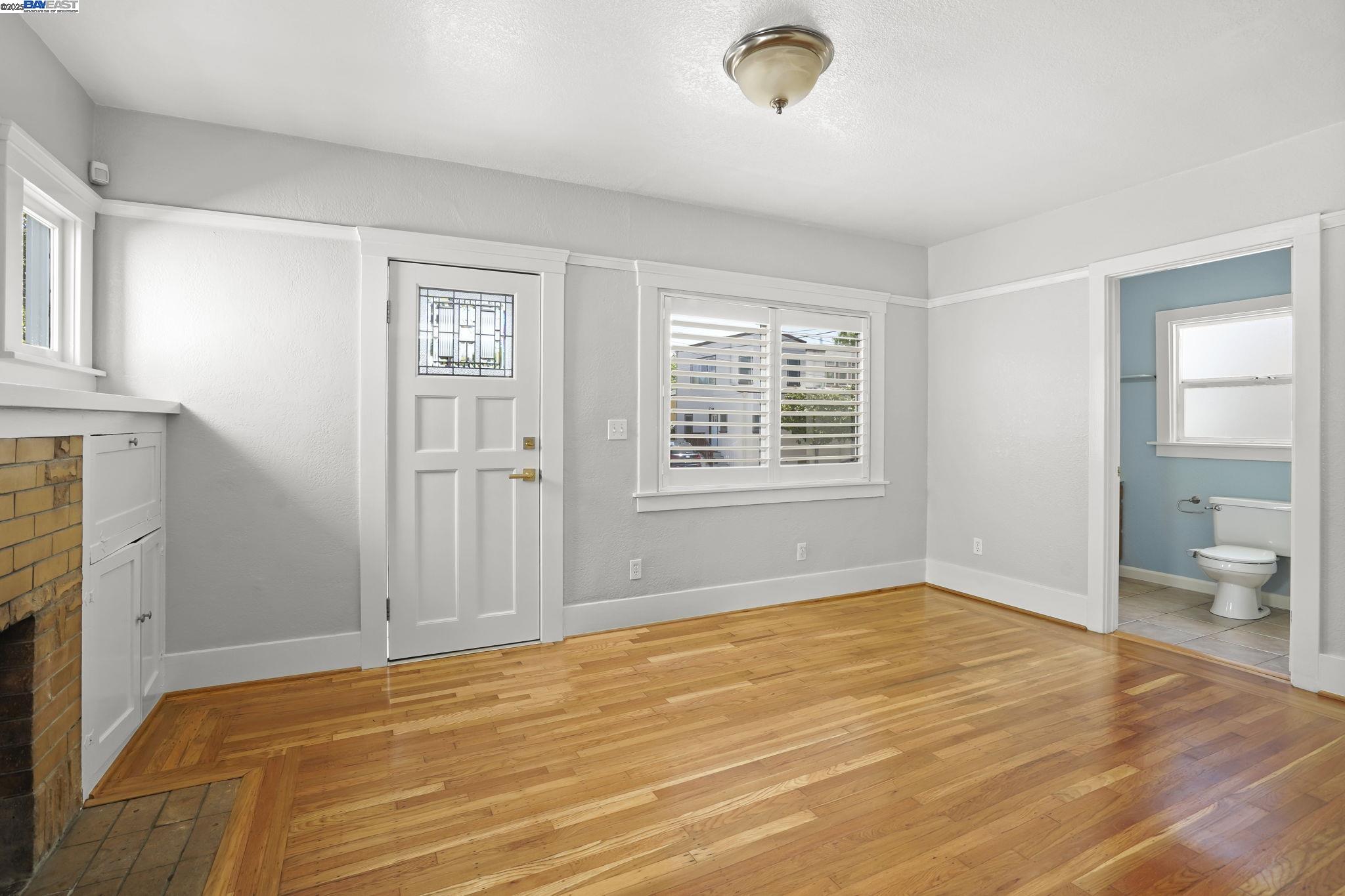 Detail Gallery Image 5 of 24 For 1462 Curtis Street, Berkeley,  CA 94702-1006 - 2 Beds | 1 Baths