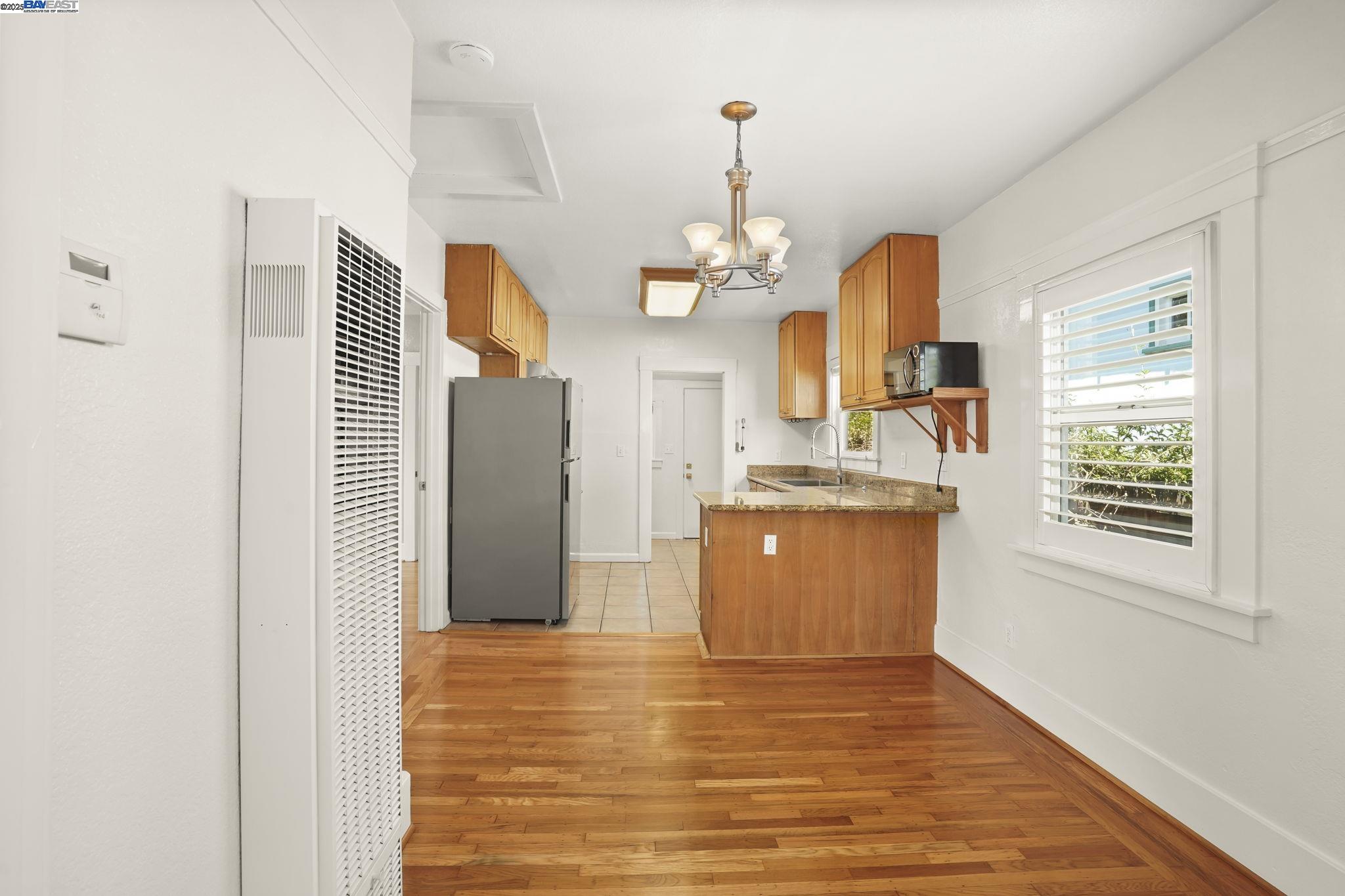 Detail Gallery Image 6 of 24 For 1462 Curtis Street, Berkeley,  CA 94702-1006 - 2 Beds | 1 Baths
