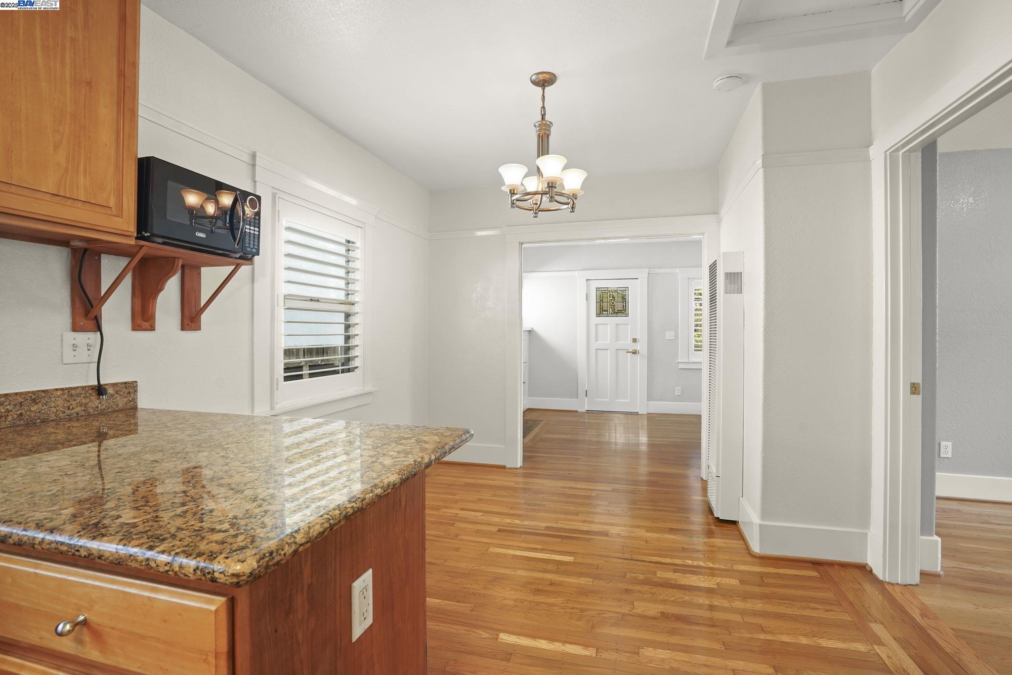 Detail Gallery Image 7 of 24 For 1462 Curtis Street, Berkeley,  CA 94702-1006 - 2 Beds | 1 Baths