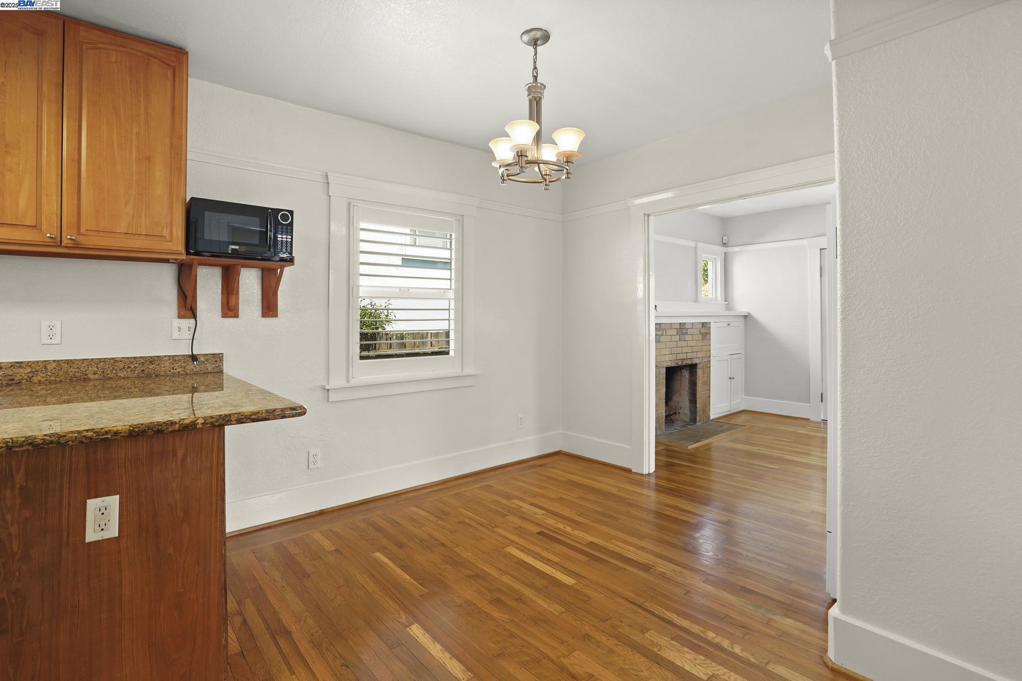 Detail Gallery Image 8 of 24 For 1462 Curtis Street, Berkeley,  CA 94702-1006 - 2 Beds | 1 Baths