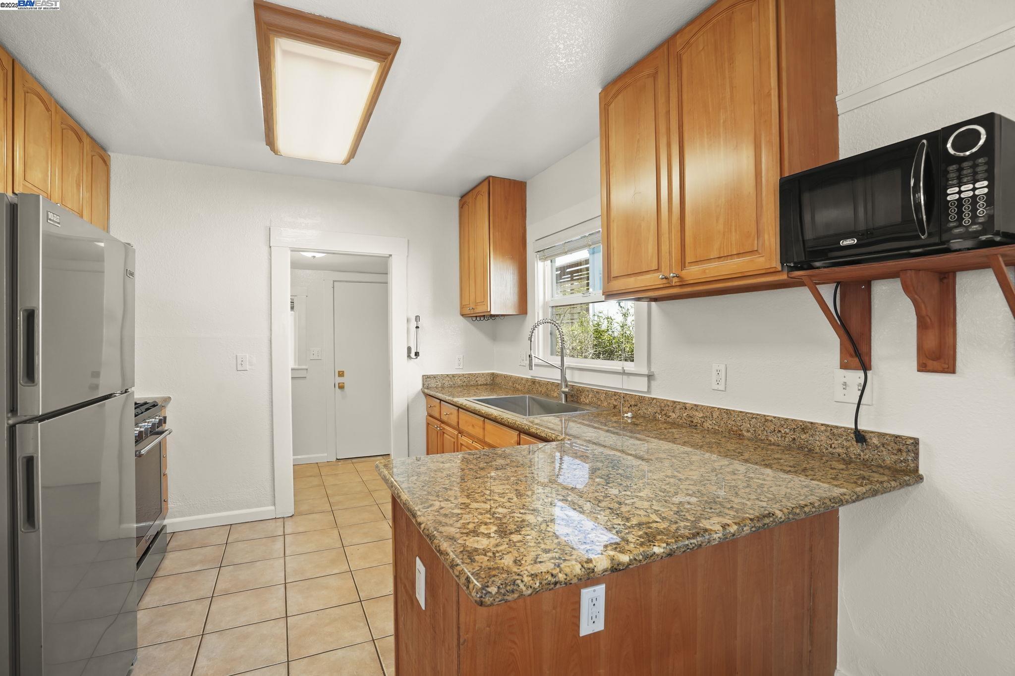 Detail Gallery Image 9 of 24 For 1462 Curtis Street, Berkeley,  CA 94702-1006 - 2 Beds | 1 Baths