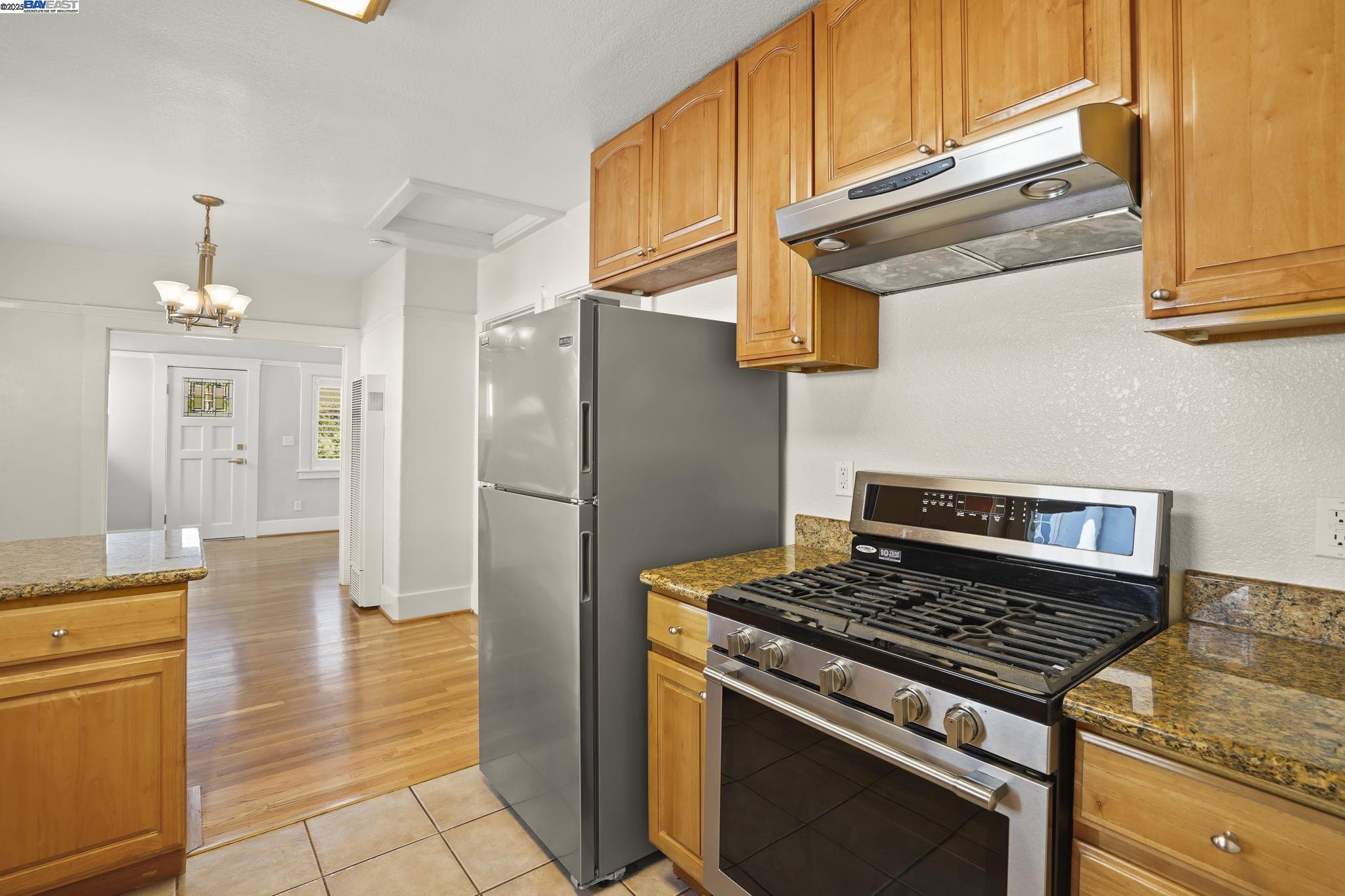 Detail Gallery Image 10 of 24 For 1462 Curtis Street, Berkeley,  CA 94702-1006 - 2 Beds | 1 Baths