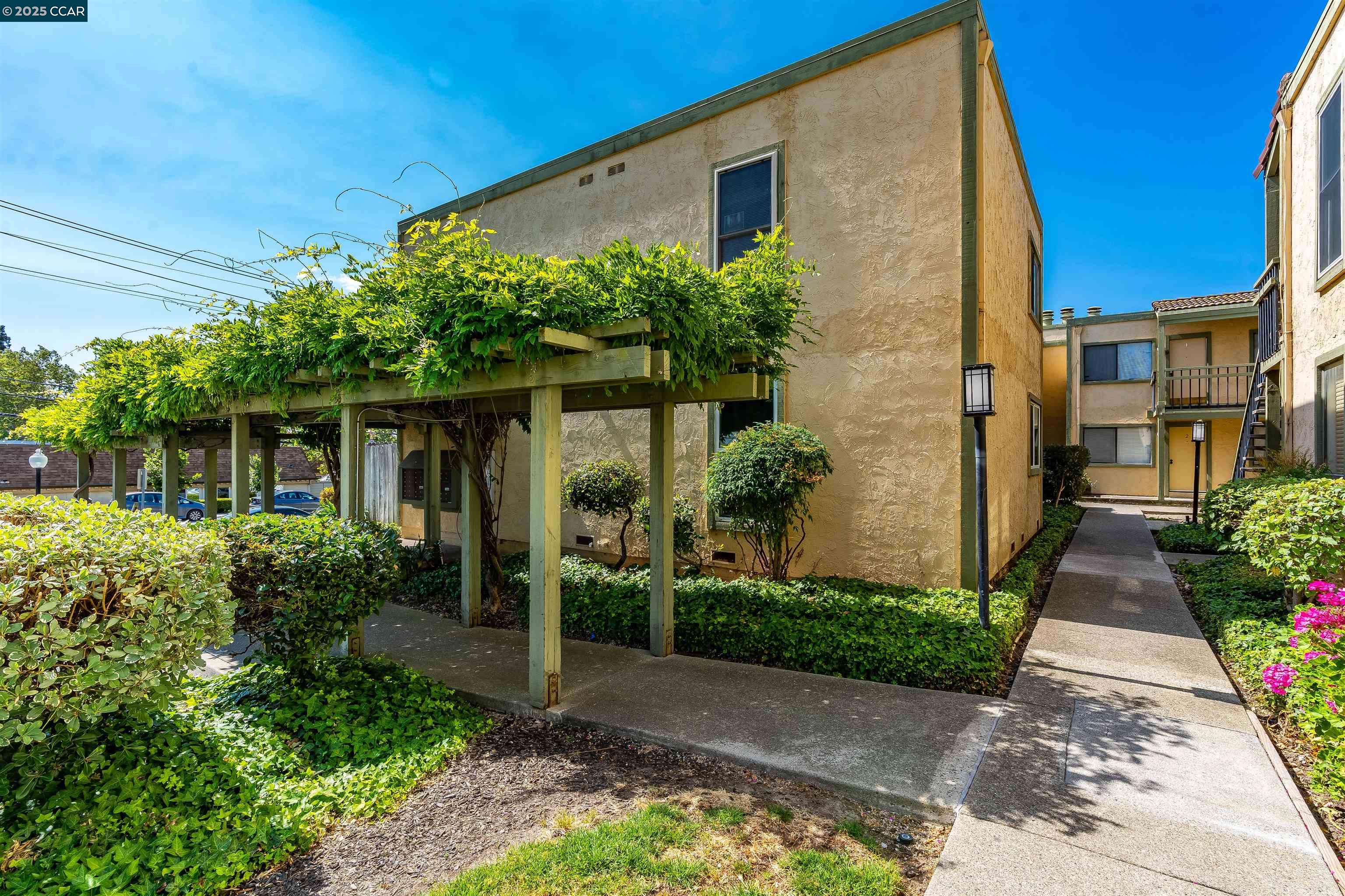 Detail Gallery Image 6 of 42 For 1851 Harrison St #6,  Concord,  CA 94520 - 2 Beds | 1 Baths