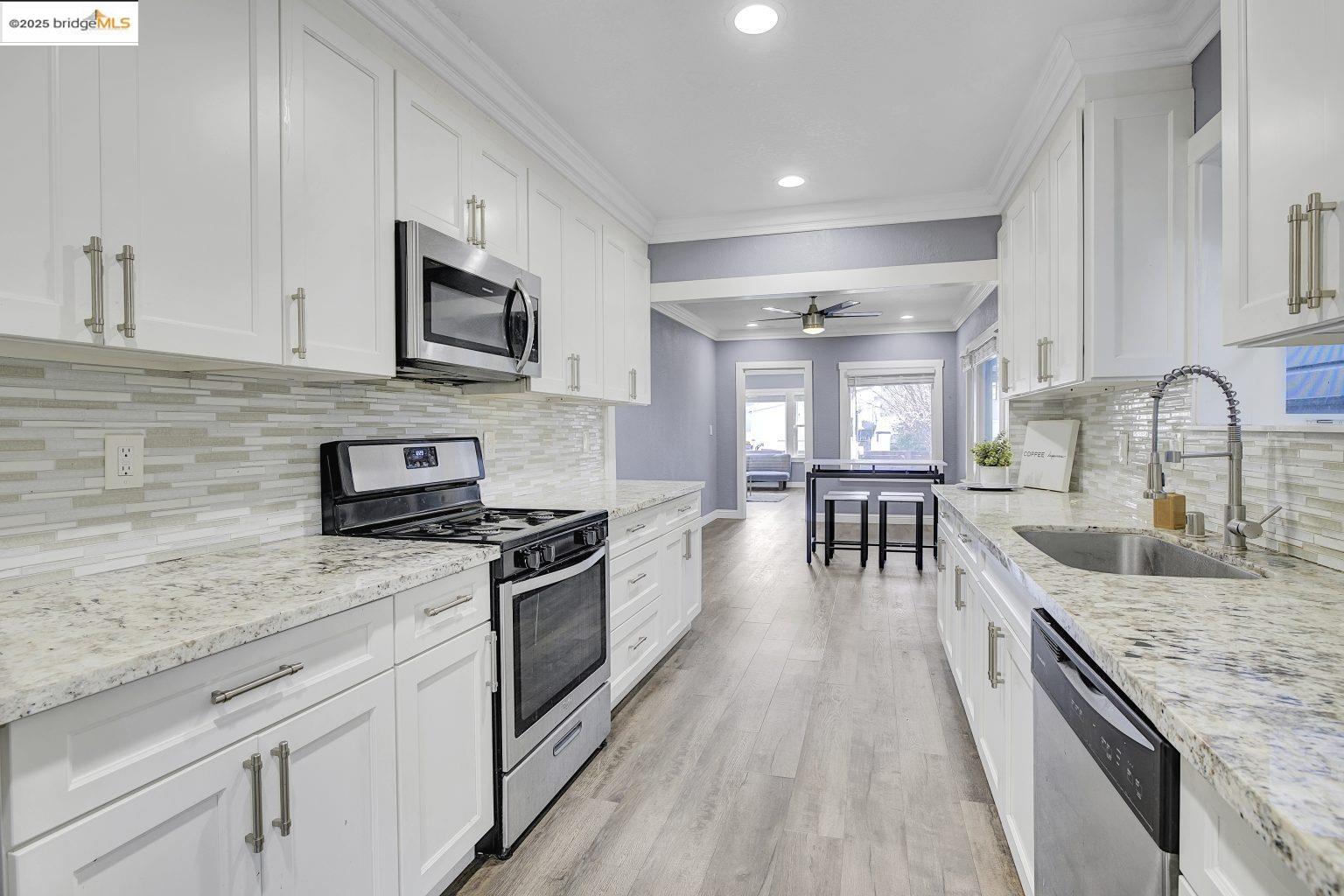 Detail Gallery Image 15 of 43 For 2419 Linden St, Oakland,  CA 94607 - 4 Beds | 2 Baths