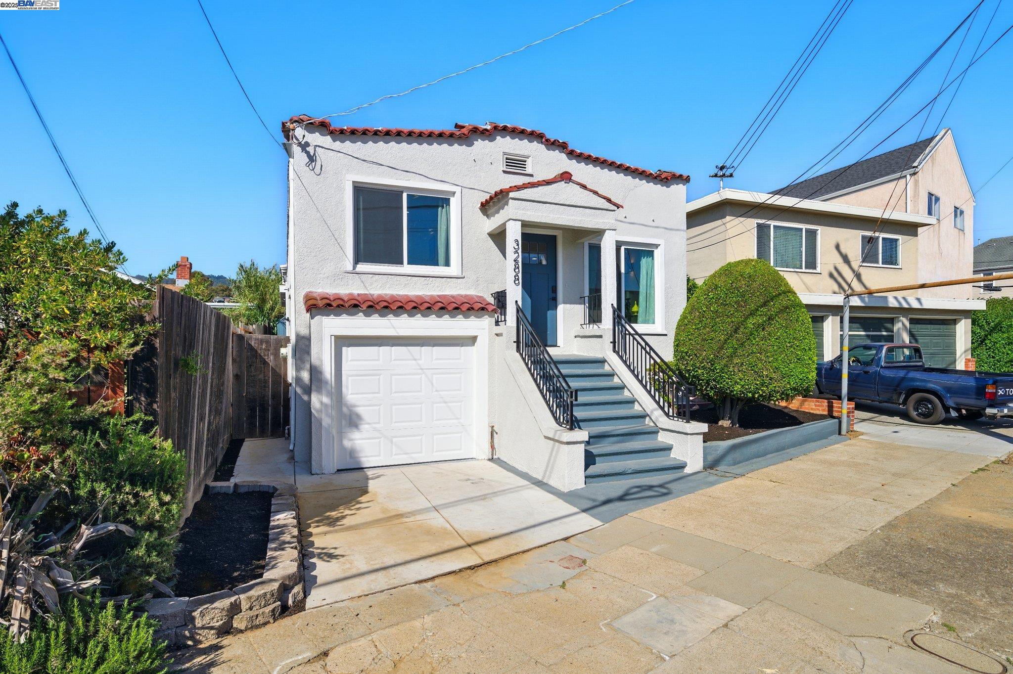 Detail Gallery Image 2 of 40 For 3288 School Street, Oakland,  CA 94602 - 5 Beds | 3 Baths