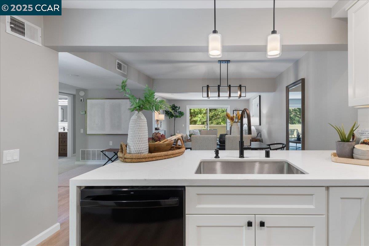 Detail Gallery Image 11 of 38 For 2749 Pine Knoll Dr. #1,  Walnut Creek,  CA 94595 - 2 Beds | 2 Baths