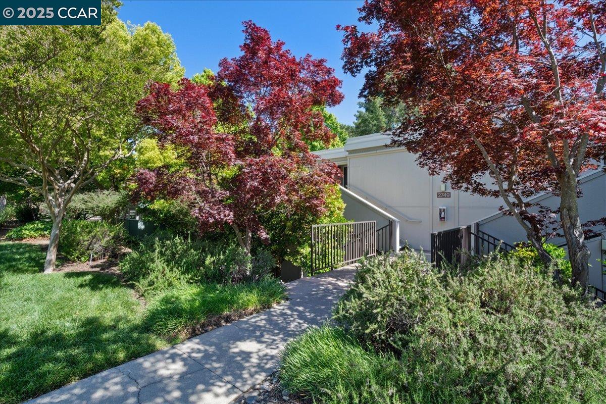 Detail Gallery Image 6 of 38 For 2749 Pine Knoll Dr. #1,  Walnut Creek,  CA 94595 - 2 Beds | 2 Baths