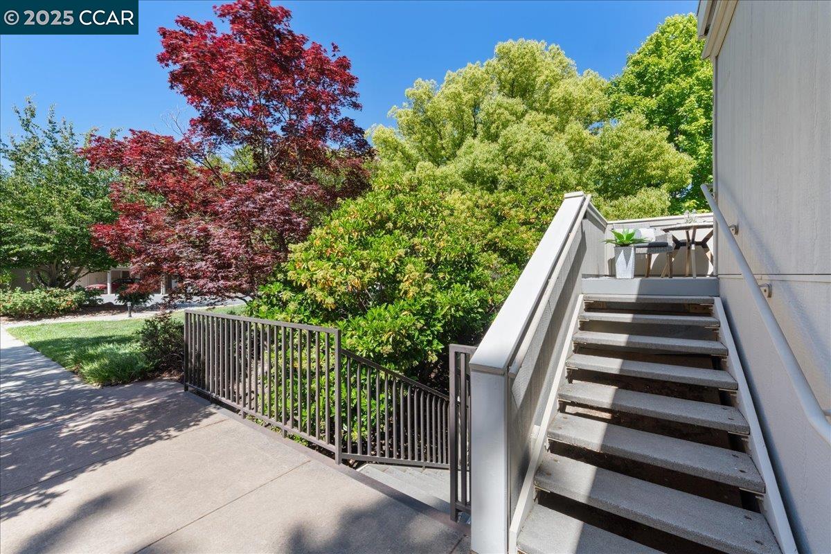 Detail Gallery Image 7 of 38 For 2749 Pine Knoll Dr. #1,  Walnut Creek,  CA 94595 - 2 Beds | 2 Baths