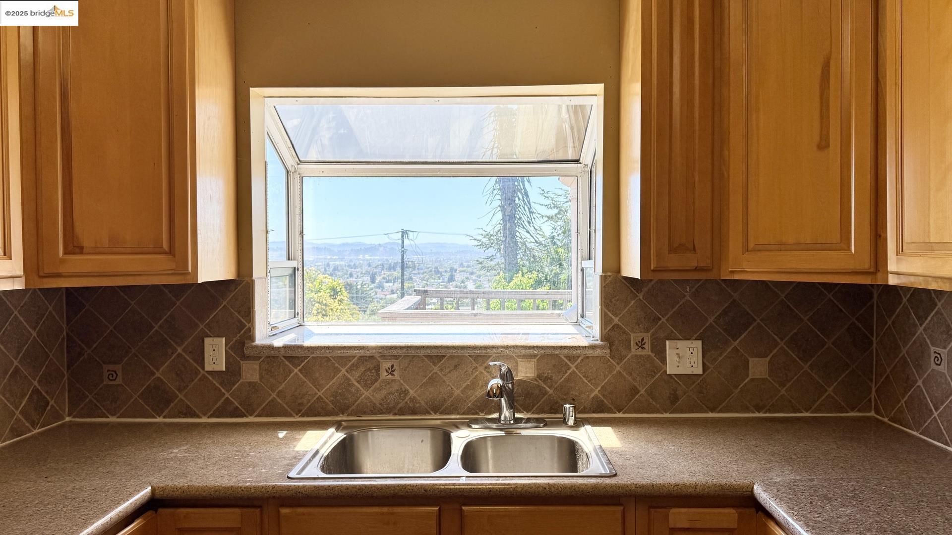 6084 Monterey AVE, Richmond, California 94805, ,Residential Income,For Sale,6084 Monterey AVE,41098670