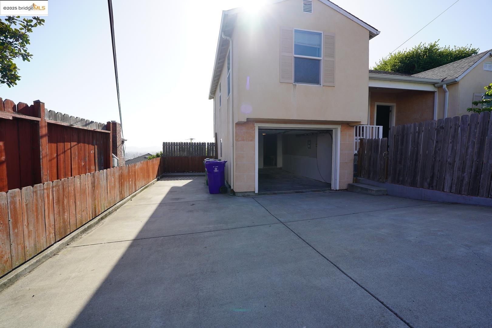 6084 Monterey AVE, Richmond, California 94805, ,Residential Income,For Sale,6084 Monterey AVE,41098670
