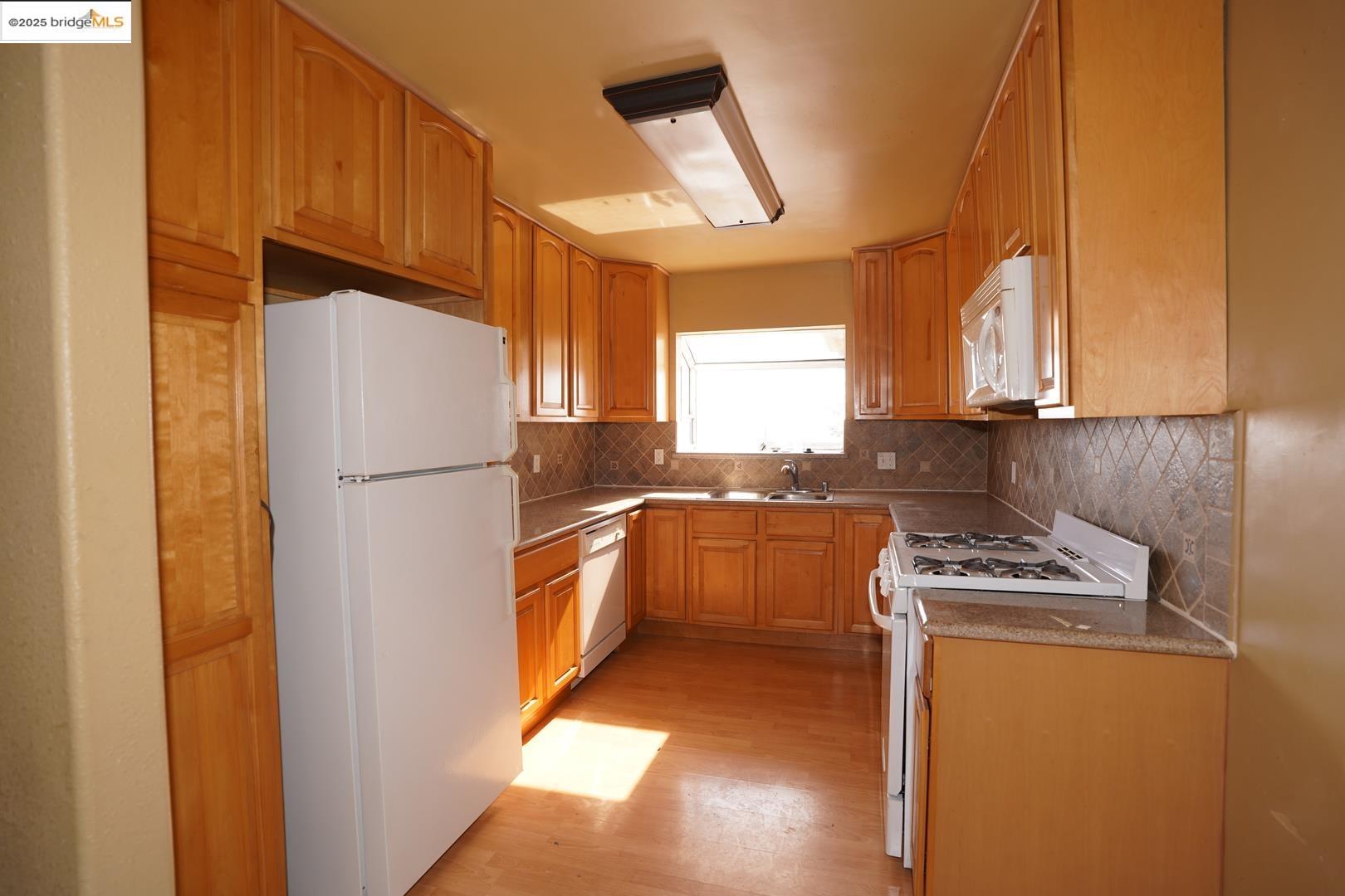 6084 Monterey AVE, Richmond, California 94805, ,Residential Income,For Sale,6084 Monterey AVE,41098670