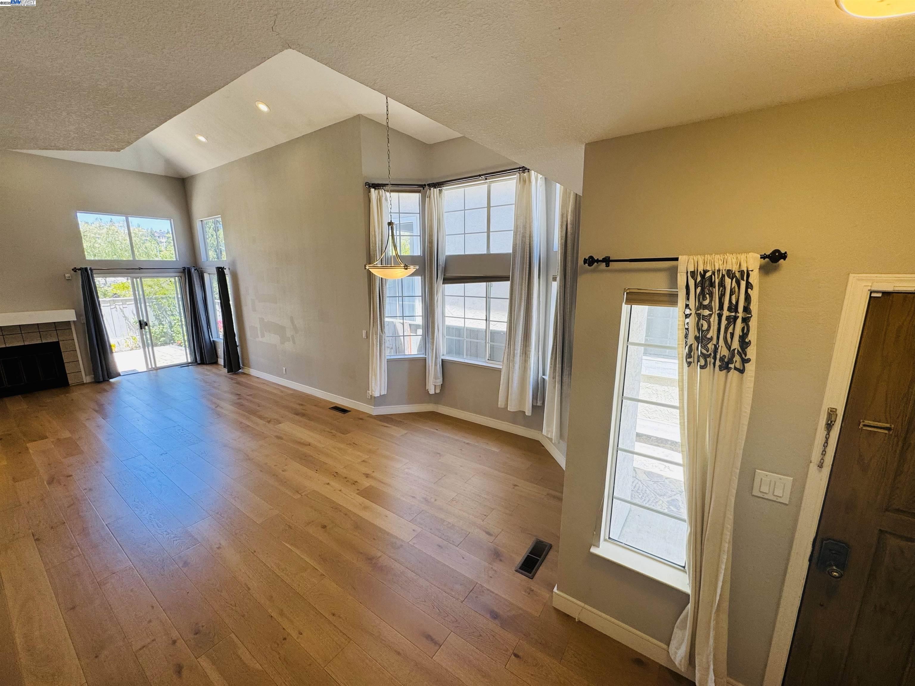 Detail Gallery Image 3 of 27 For 122 Lynx Ct, Fremont,  CA 94539 - 4 Beds | 2/1 Baths