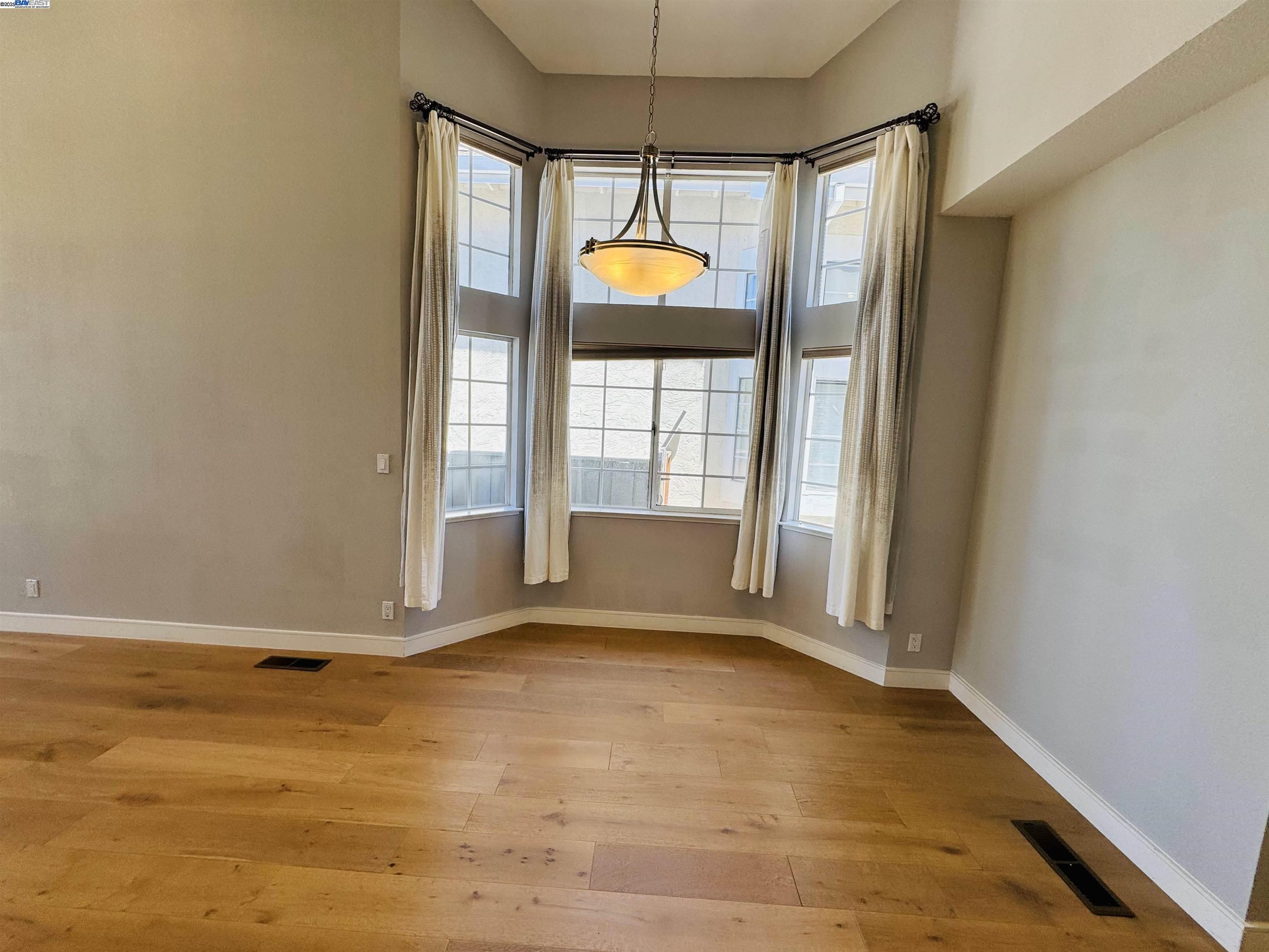 Detail Gallery Image 6 of 27 For 122 Lynx Ct, Fremont,  CA 94539 - 4 Beds | 2/1 Baths