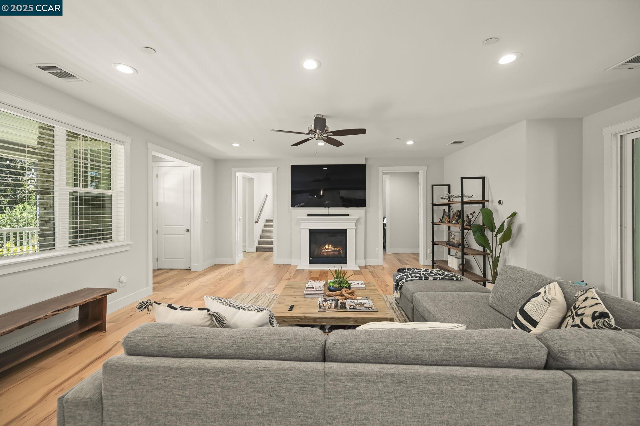 Detail Gallery Image 7 of 44 For 5540 Southbrook Drive, Clayton,  CA 94517 - 5 Beds | 3 Baths