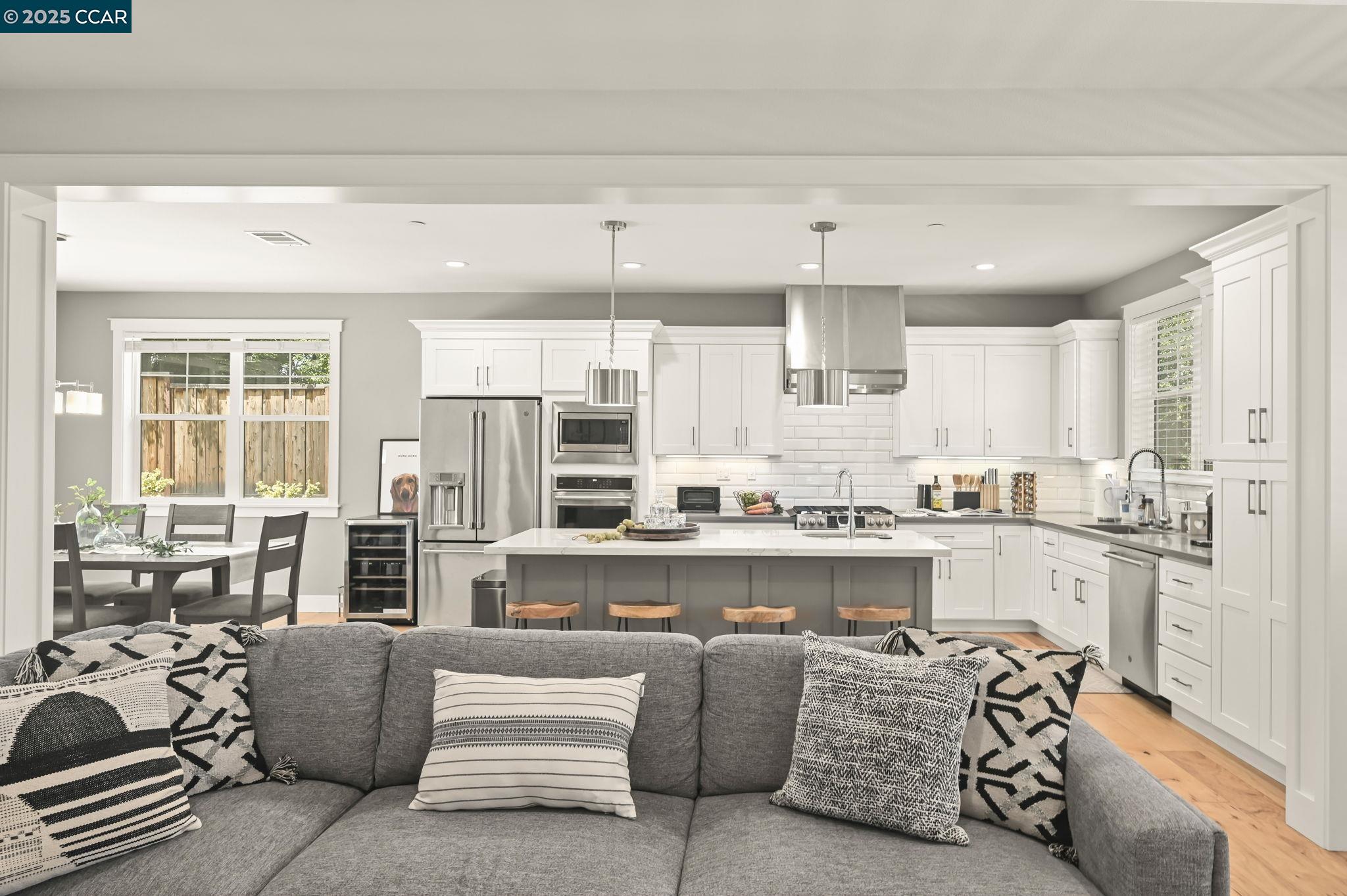 Detail Gallery Image 8 of 44 For 5540 Southbrook Drive, Clayton,  CA 94517 - 5 Beds | 3 Baths