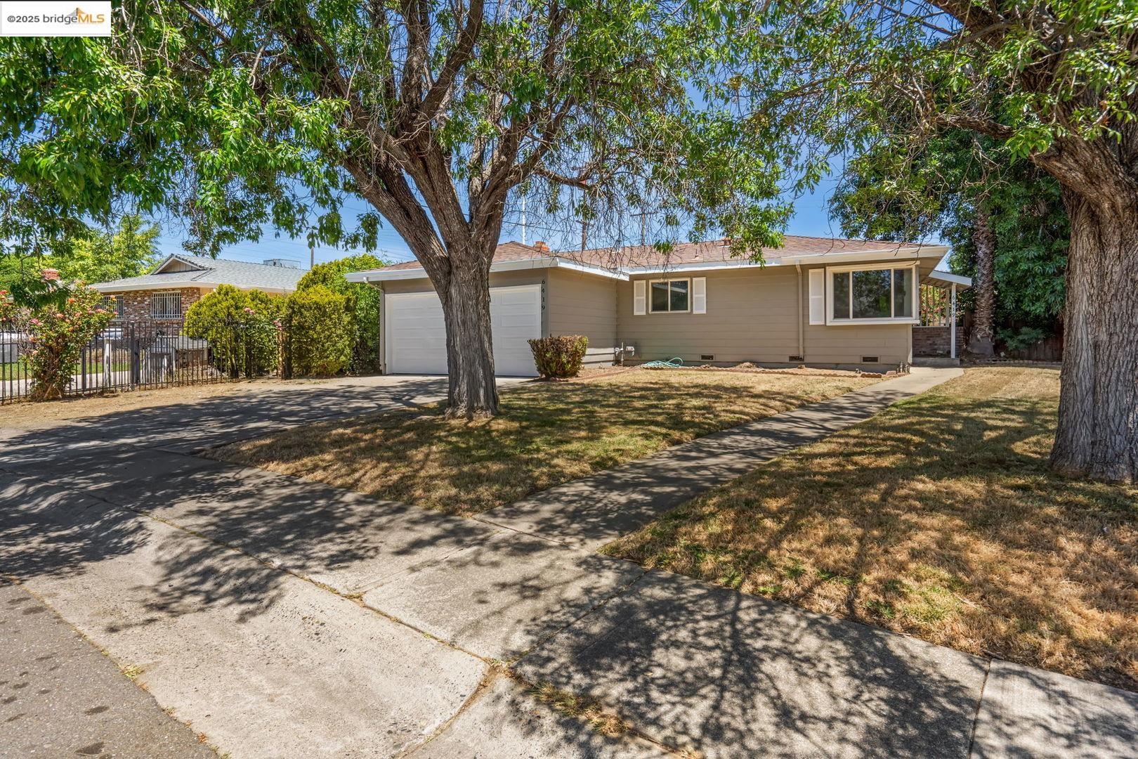 Detail Gallery Image 1 of 24 For 6419 Dallas Way, Sacramento,  CA 95823 - 3 Beds | 2 Baths