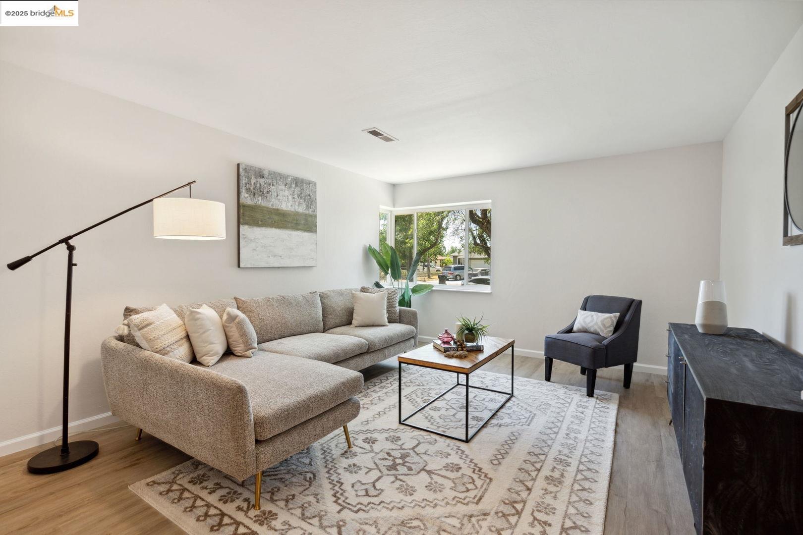 Detail Gallery Image 6 of 24 For 6419 Dallas Way, Sacramento,  CA 95823 - 3 Beds | 2 Baths