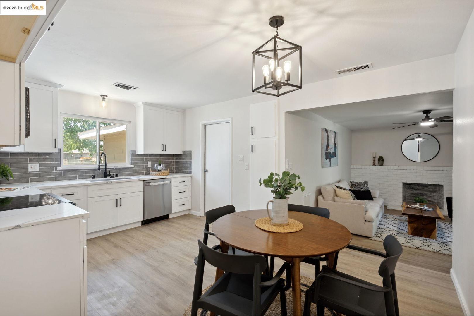 Detail Gallery Image 9 of 24 For 6419 Dallas Way, Sacramento,  CA 95823 - 3 Beds | 2 Baths