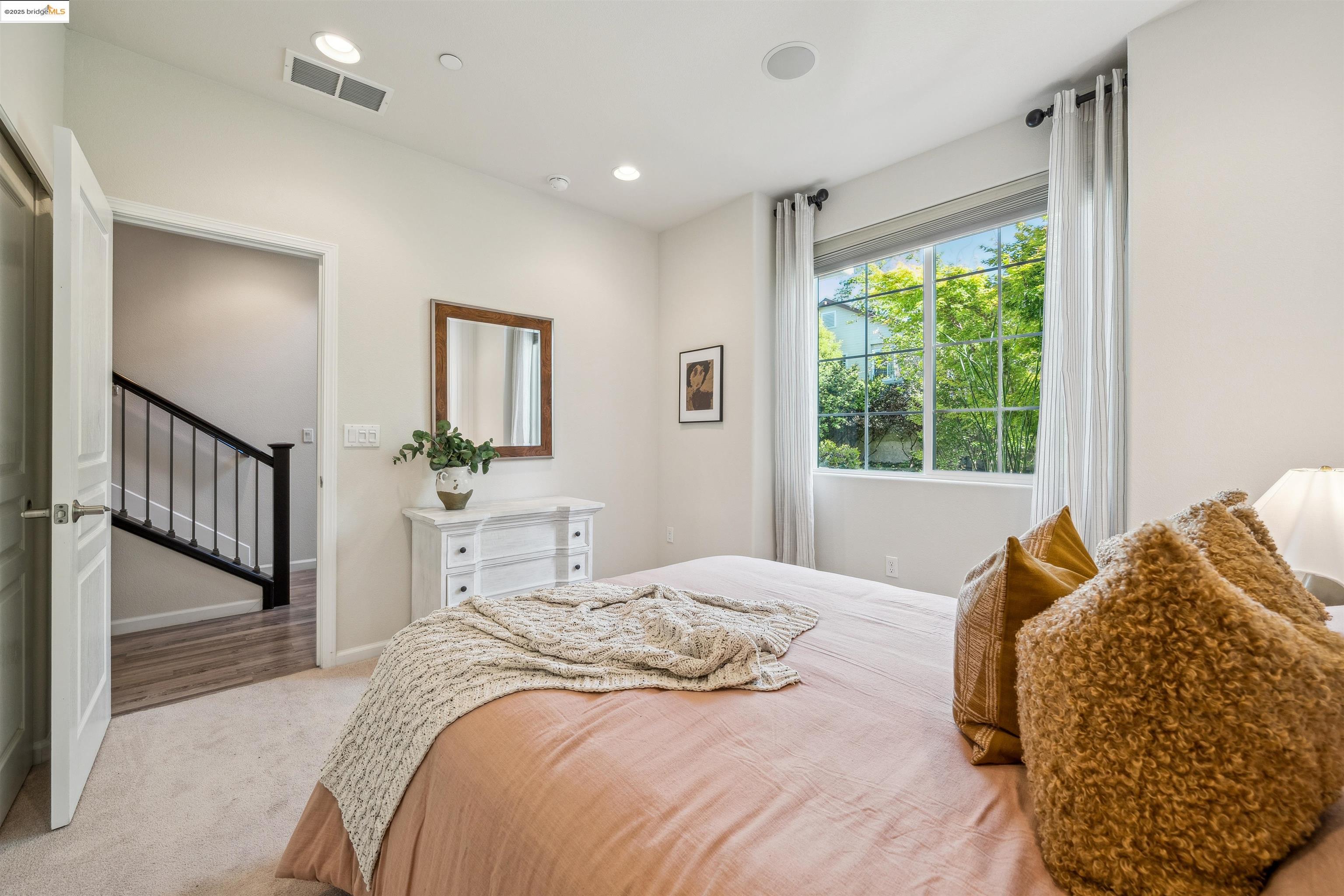Detail Gallery Image 7 of 60 For 1004 Maritime Way, Richmond,  CA 94804 - 3 Beds | 3/1 Baths
