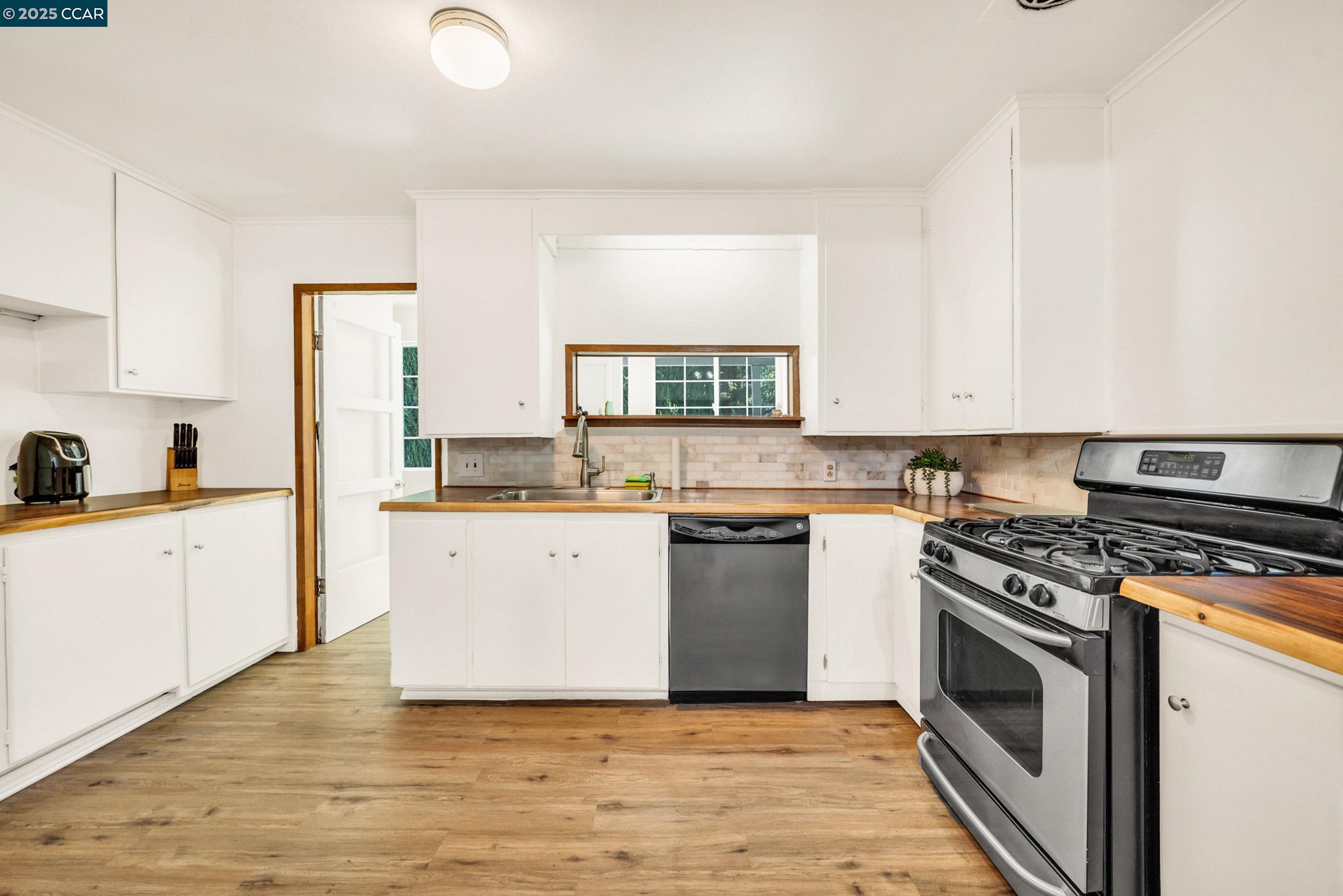 Detail Gallery Image 14 of 47 For 367 Rose Avenue, Pleasanton,  CA 94566 - 3 Beds | 2 Baths