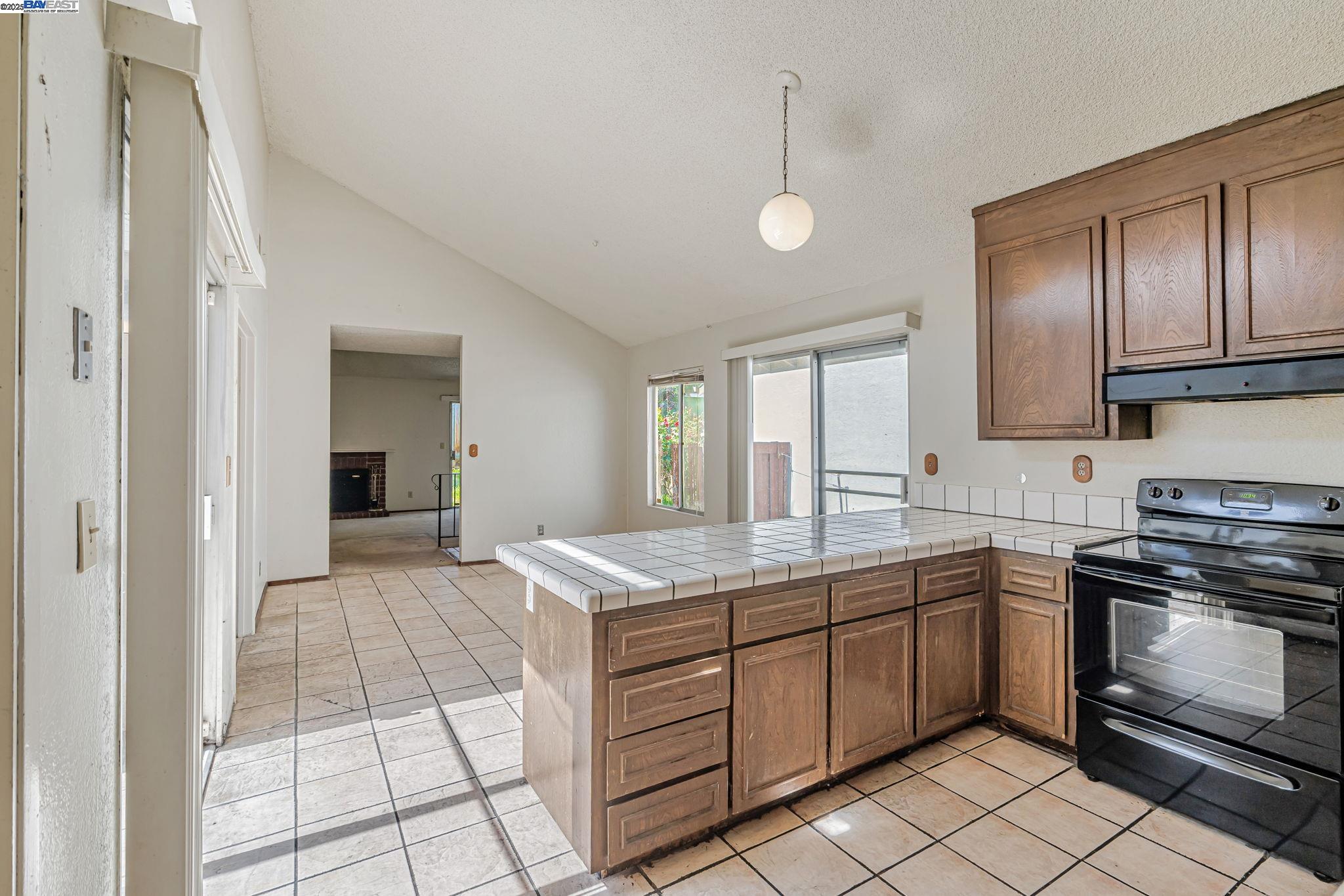 Detail Gallery Image 12 of 40 For 34981 Skylark Dr, Union City,  CA 94587 - 4 Beds | 2 Baths