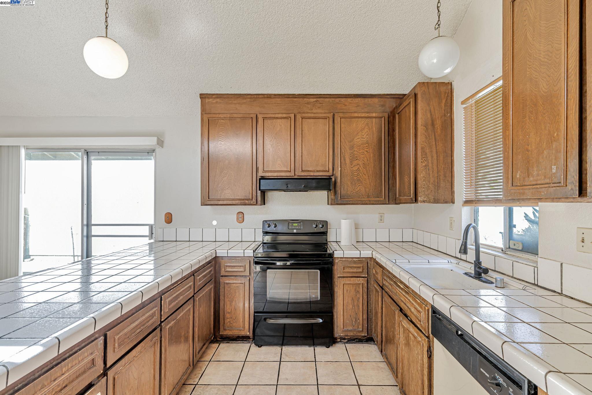 Detail Gallery Image 13 of 40 For 34981 Skylark Dr, Union City,  CA 94587 - 4 Beds | 2 Baths