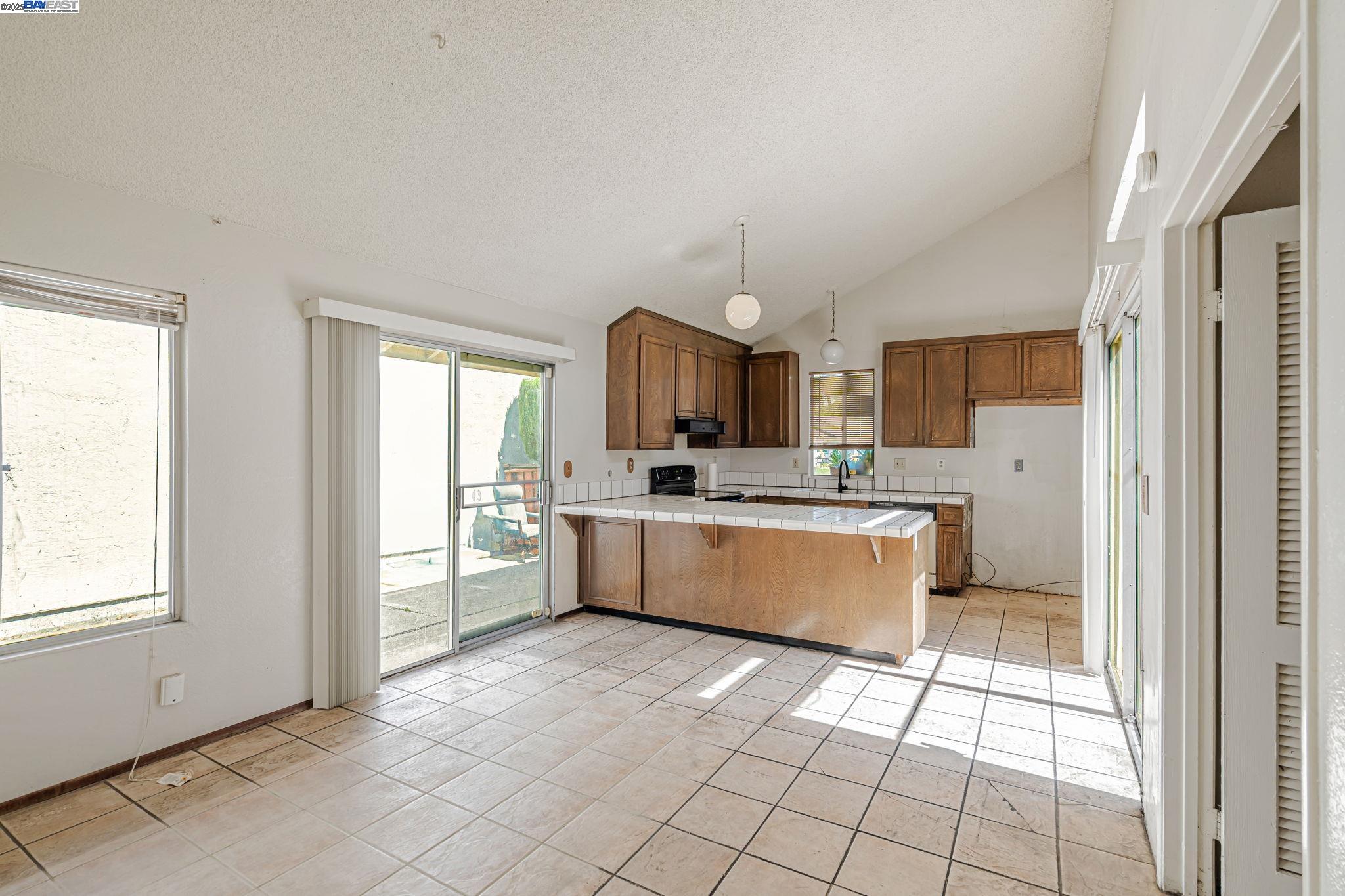 Detail Gallery Image 14 of 40 For 34981 Skylark Dr, Union City,  CA 94587 - 4 Beds | 2 Baths