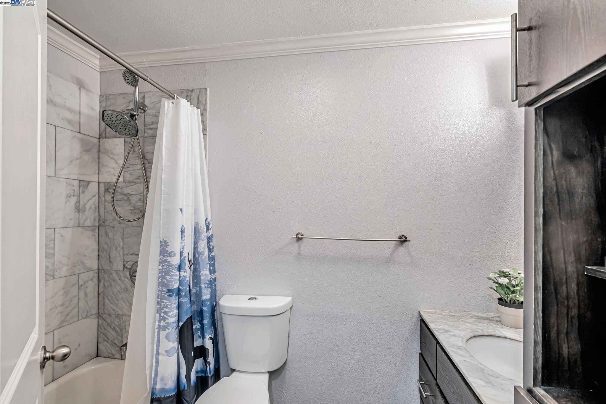 Detail Gallery Image 14 of 42 For 14015 Doolittle Drive, San Leandro,  CA 94577 - 2 Beds | 2 Baths