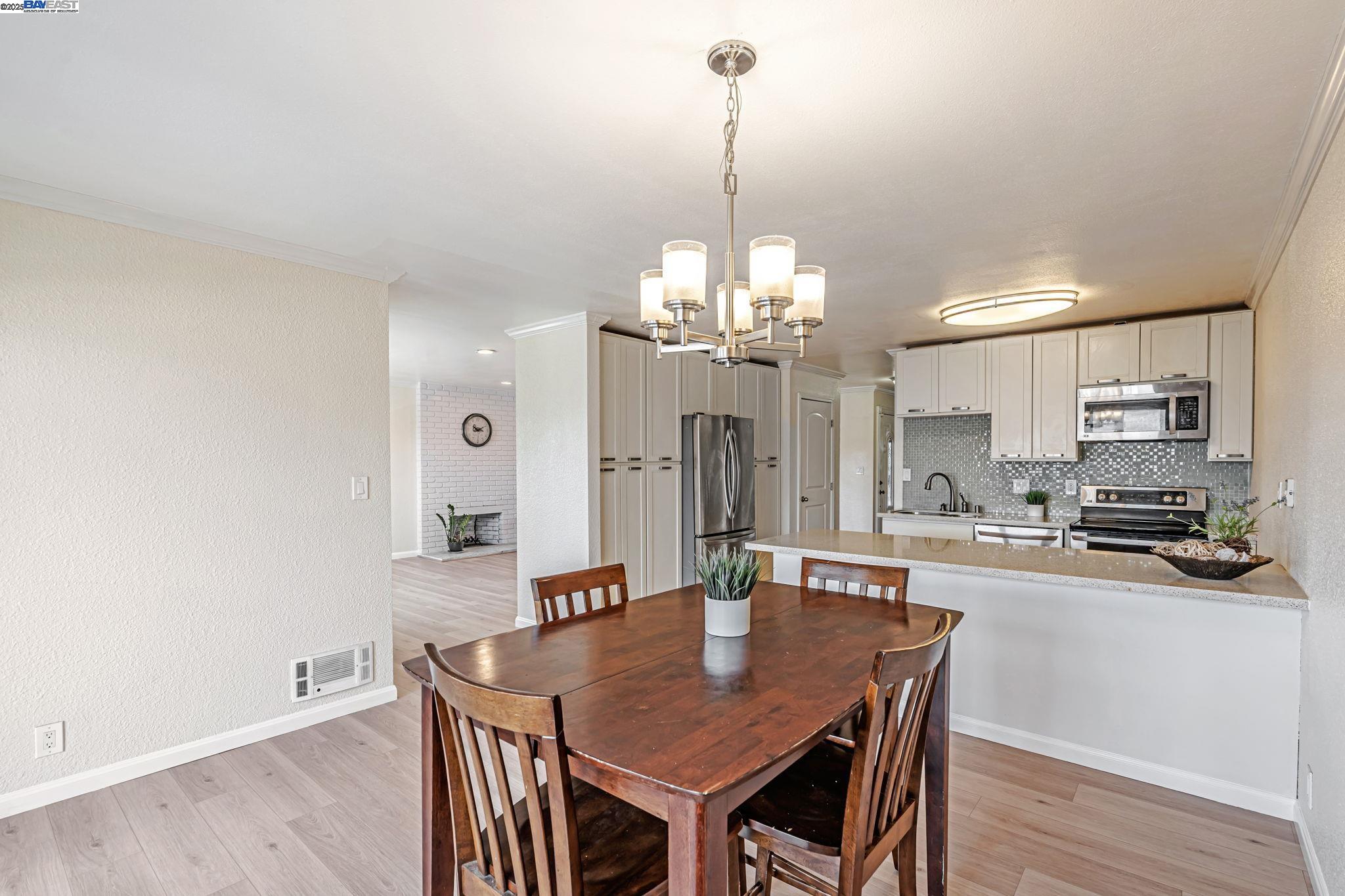 Detail Gallery Image 9 of 42 For 14015 Doolittle Drive, San Leandro,  CA 94577 - 2 Beds | 2 Baths