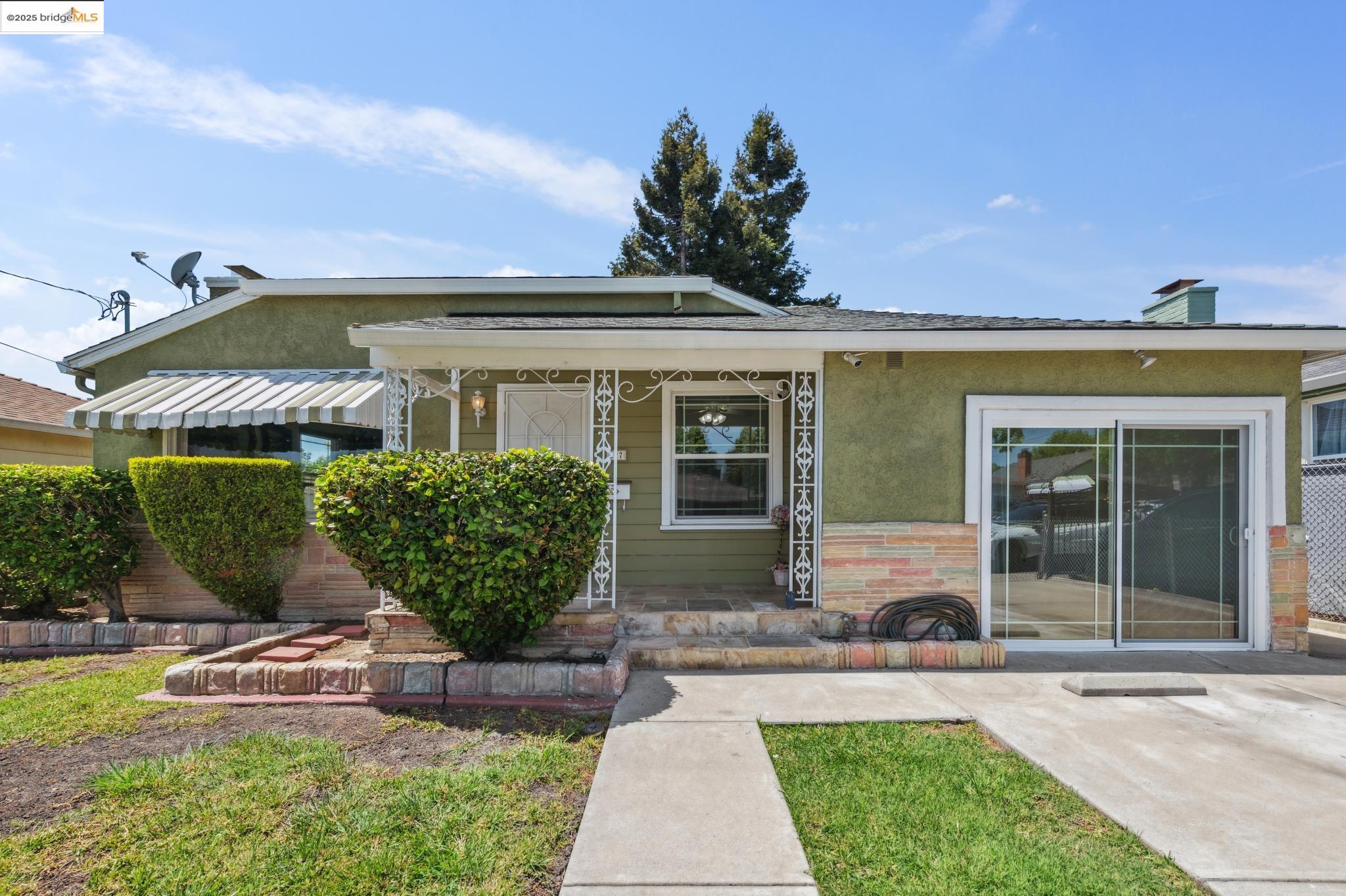 Detail Gallery Image 1 of 51 For 527 Capistrano Dr, Oakland,  CA 94603 - 3 Beds | 1 Baths