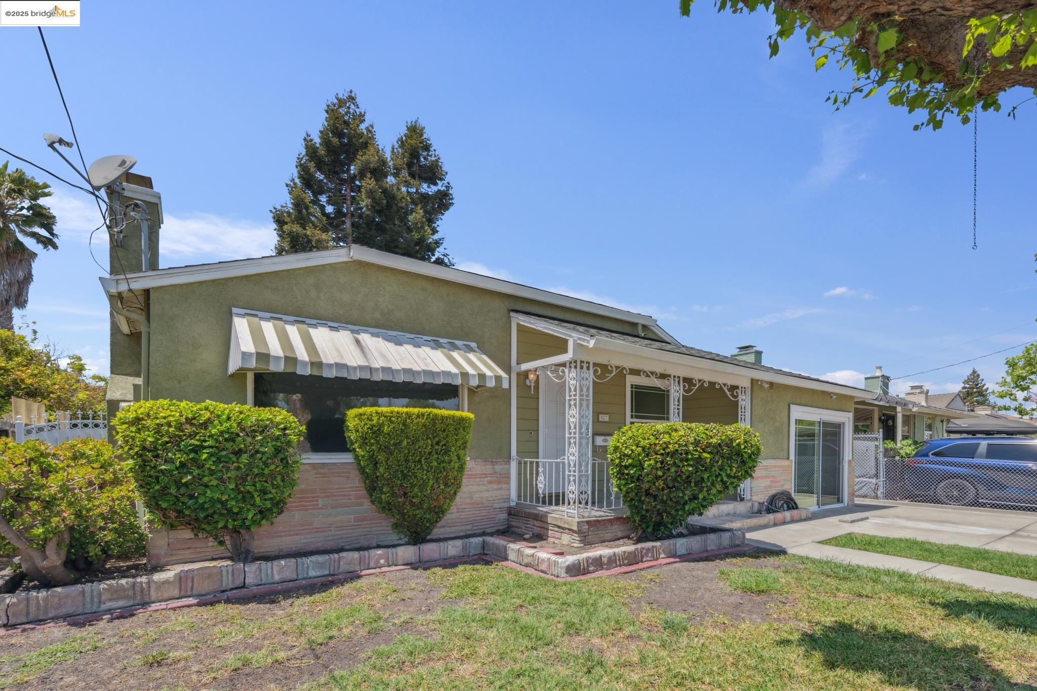 Detail Gallery Image 2 of 51 For 527 Capistrano Dr, Oakland,  CA 94603 - 3 Beds | 1 Baths