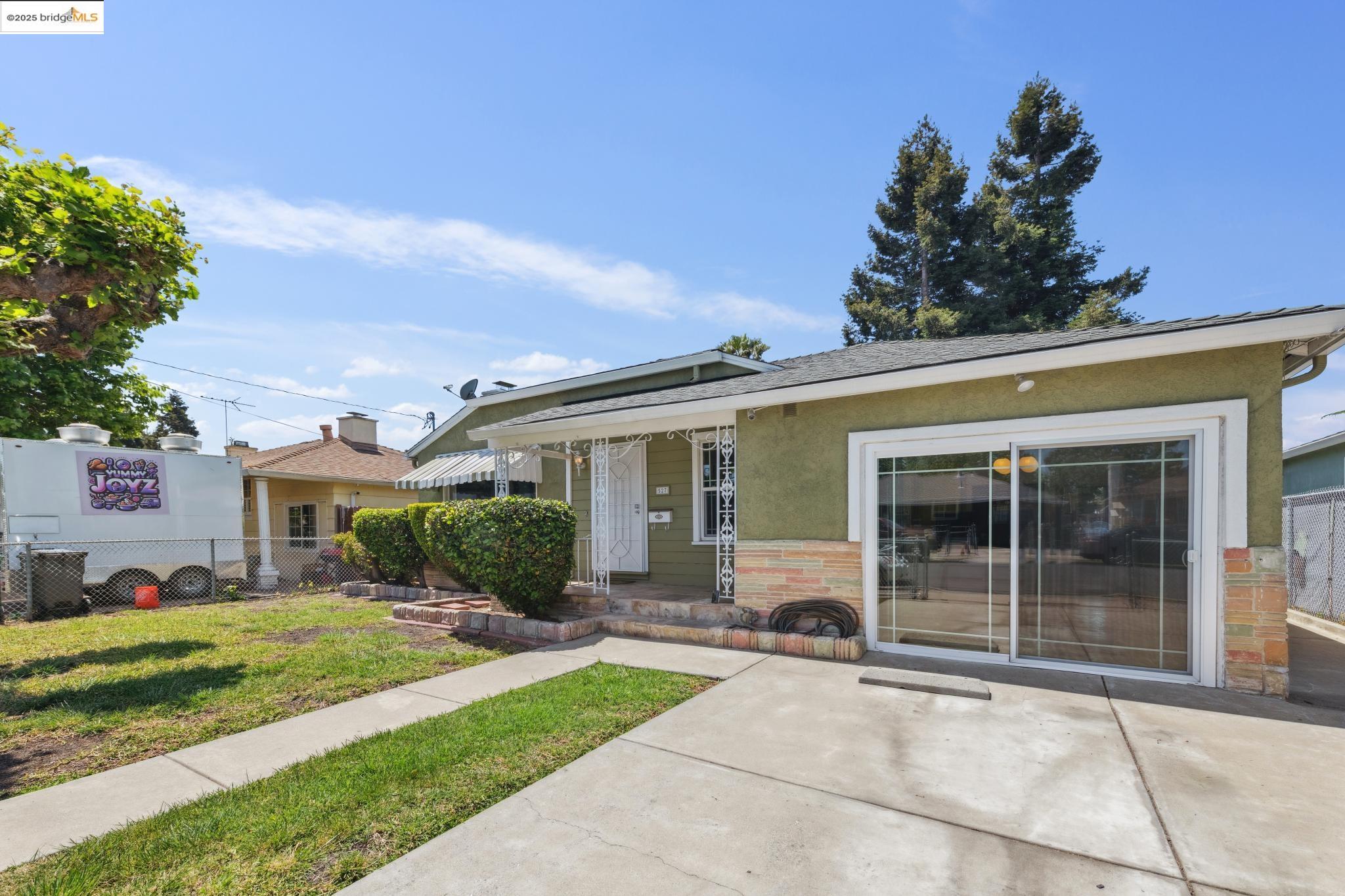 Detail Gallery Image 3 of 51 For 527 Capistrano Dr, Oakland,  CA 94603 - 3 Beds | 1 Baths