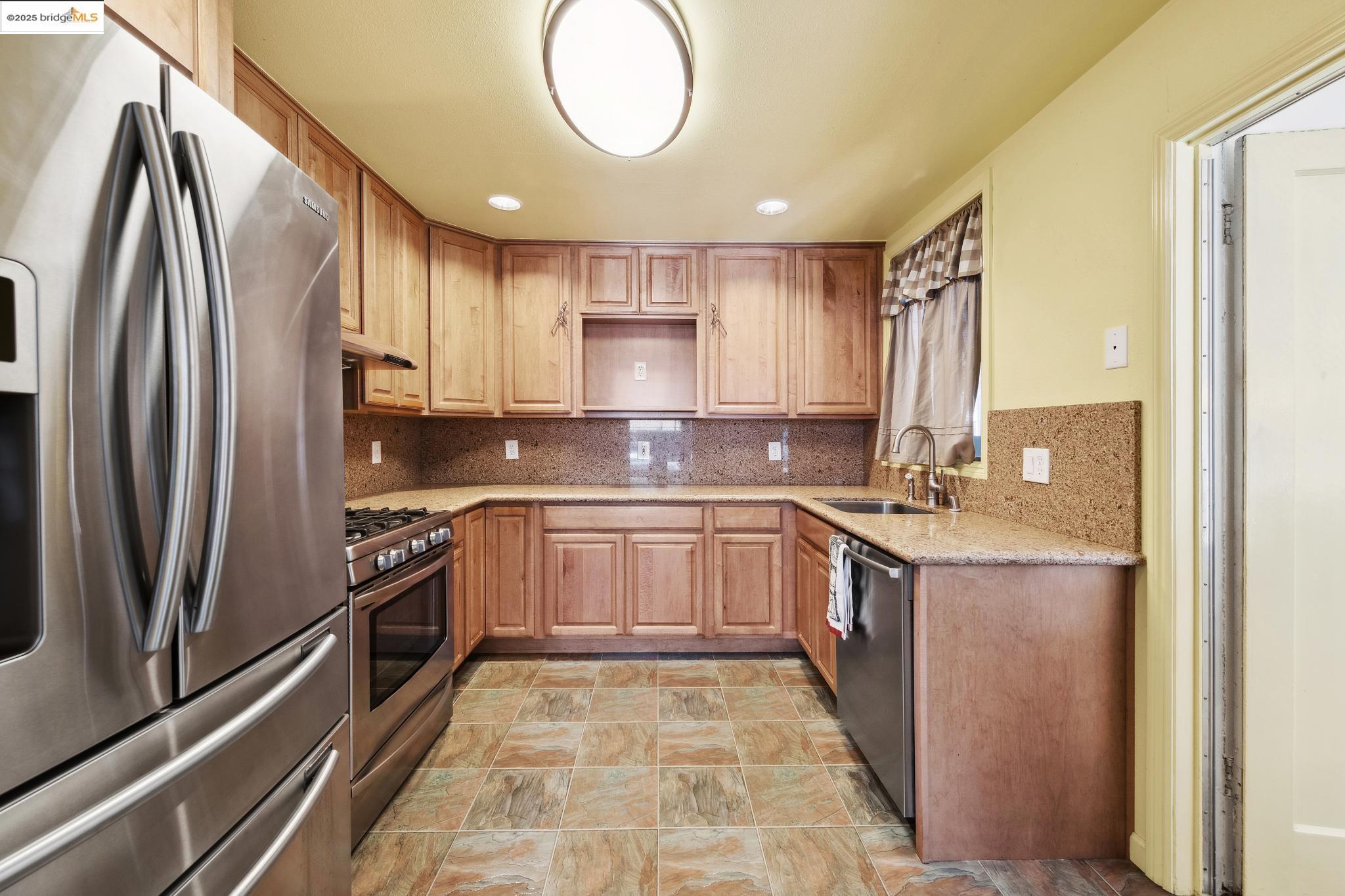Detail Gallery Image 24 of 51 For 527 Capistrano Dr, Oakland,  CA 94603 - 3 Beds | 1 Baths