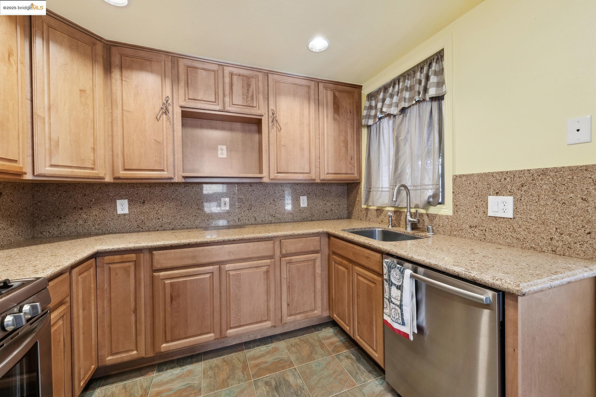 Detail Gallery Image 25 of 51 For 527 Capistrano Dr, Oakland,  CA 94603 - 3 Beds | 1 Baths