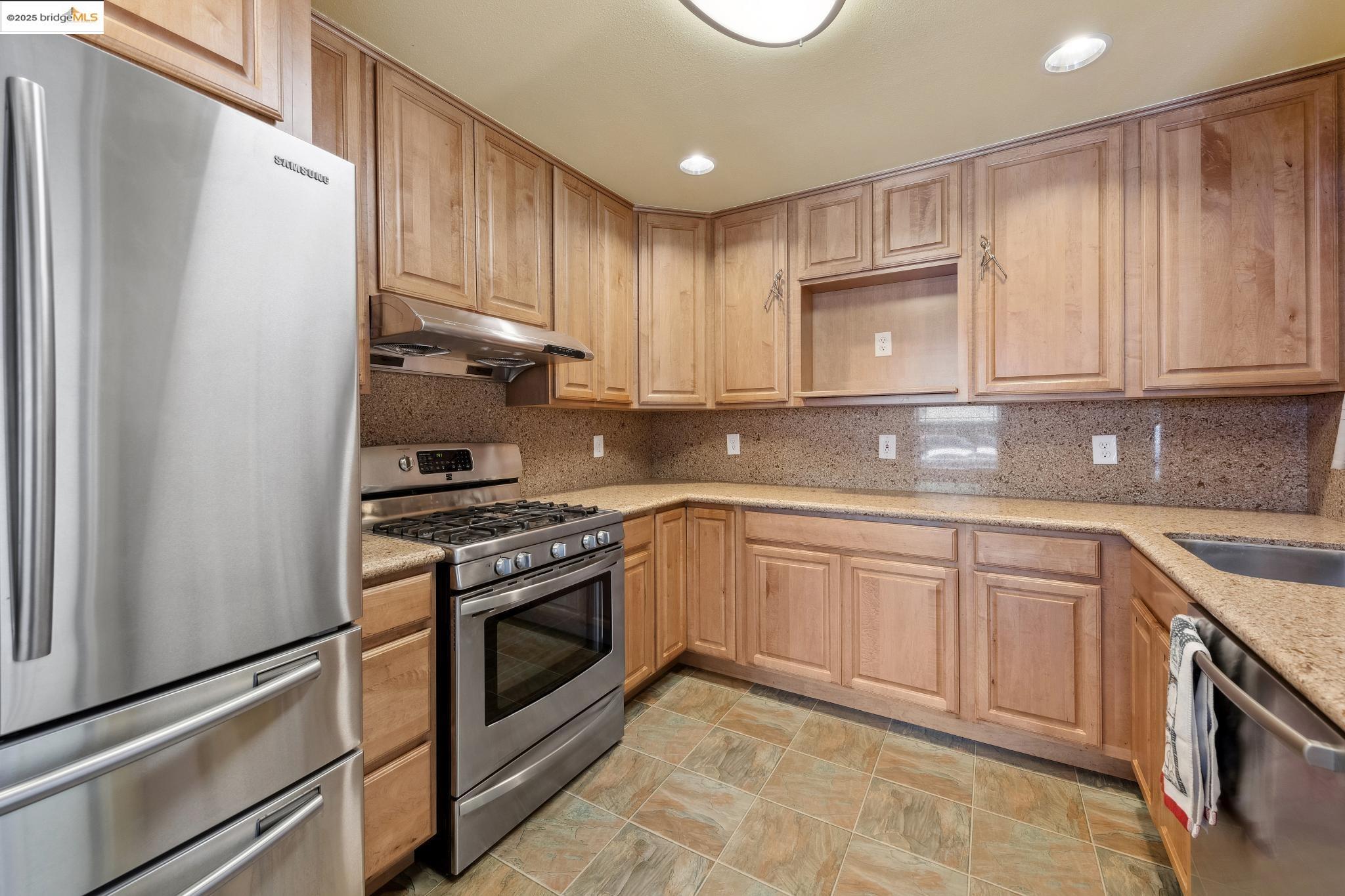 Detail Gallery Image 26 of 51 For 527 Capistrano Dr, Oakland,  CA 94603 - 3 Beds | 1 Baths