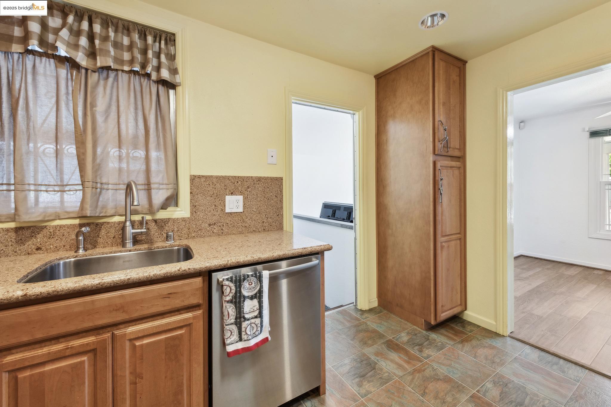 Detail Gallery Image 28 of 51 For 527 Capistrano Dr, Oakland,  CA 94603 - 3 Beds | 1 Baths