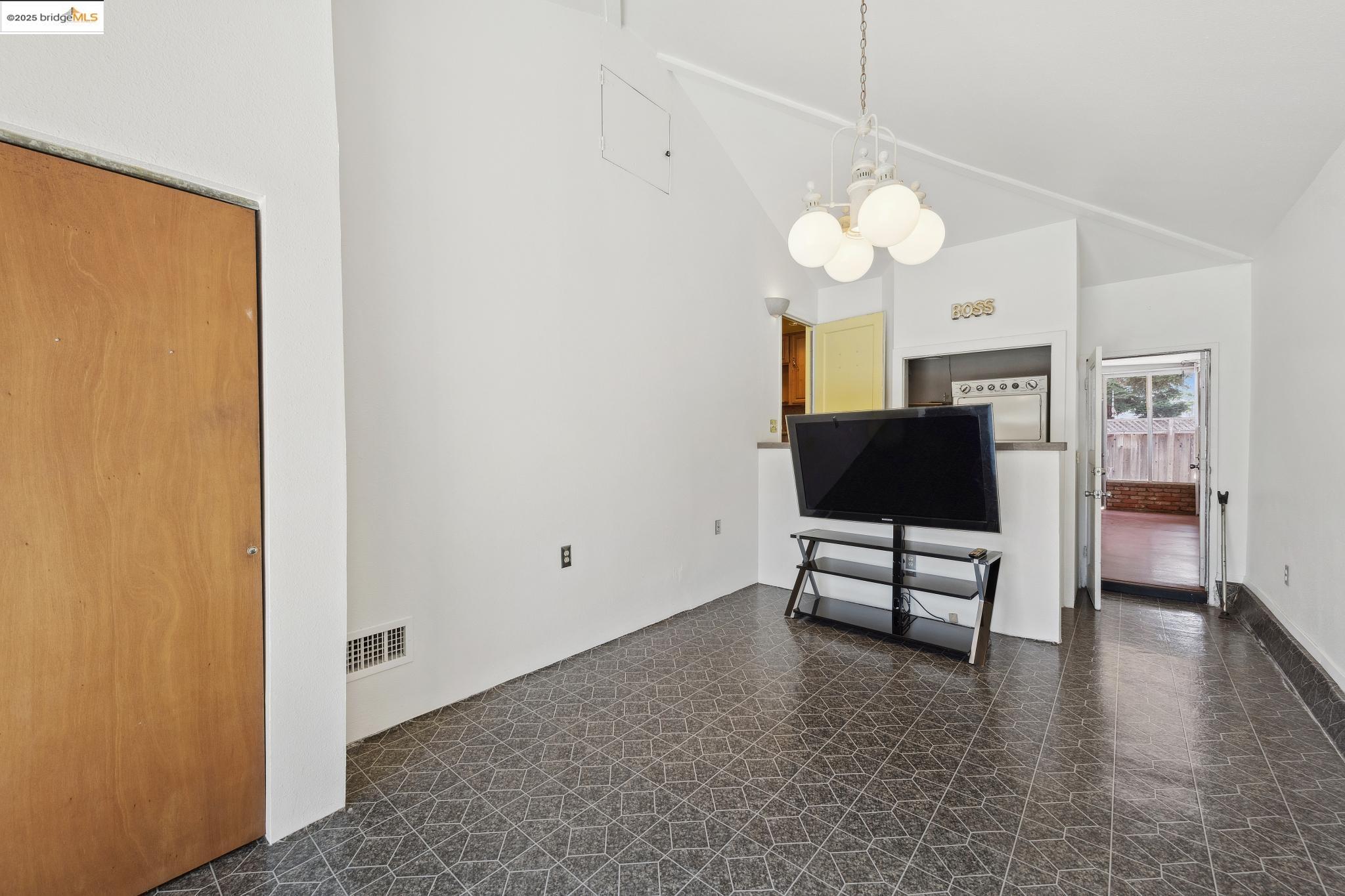 Detail Gallery Image 30 of 51 For 527 Capistrano Dr, Oakland,  CA 94603 - 3 Beds | 1 Baths