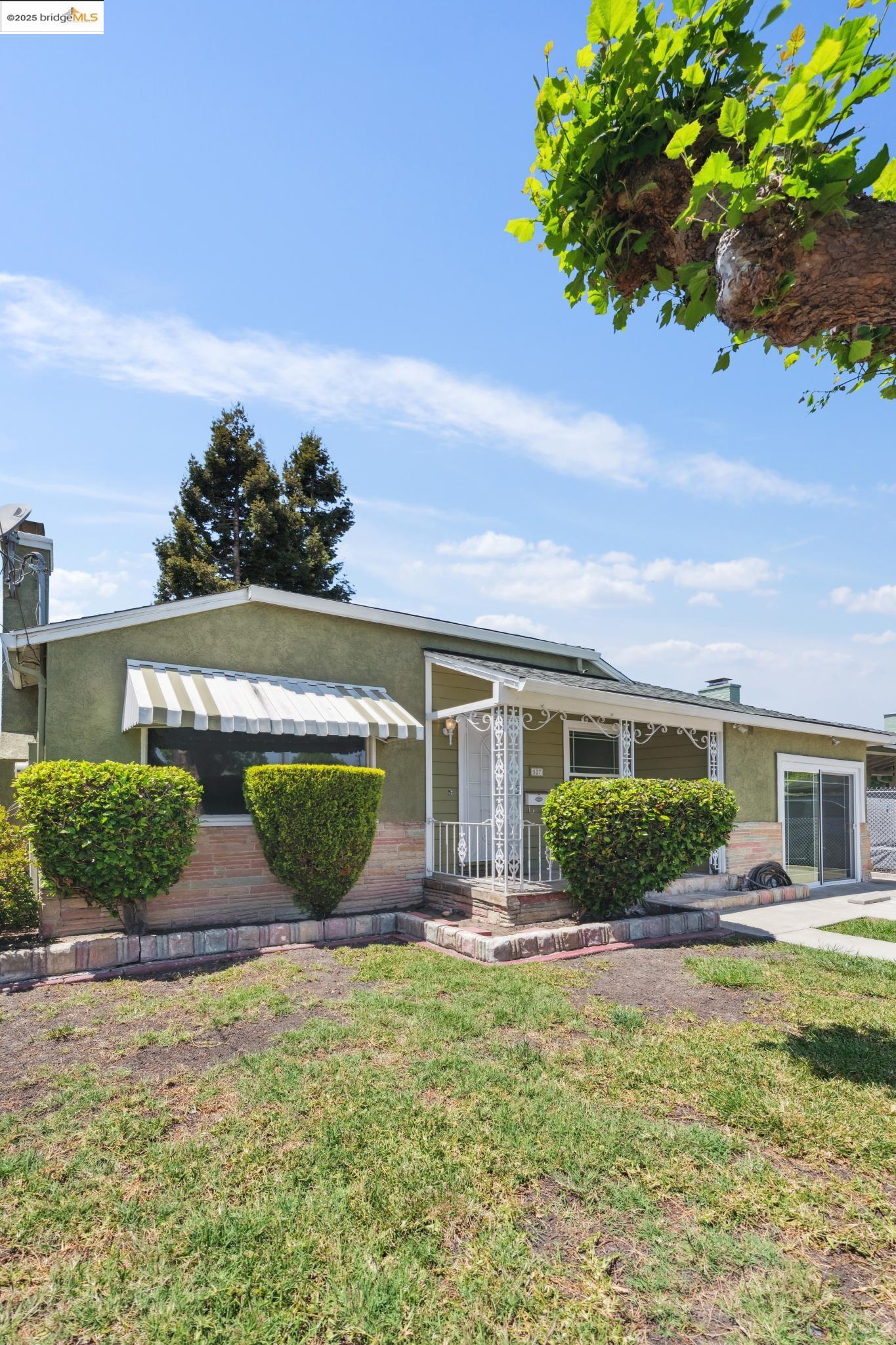 Detail Gallery Image 4 of 51 For 527 Capistrano Dr, Oakland,  CA 94603 - 3 Beds | 1 Baths