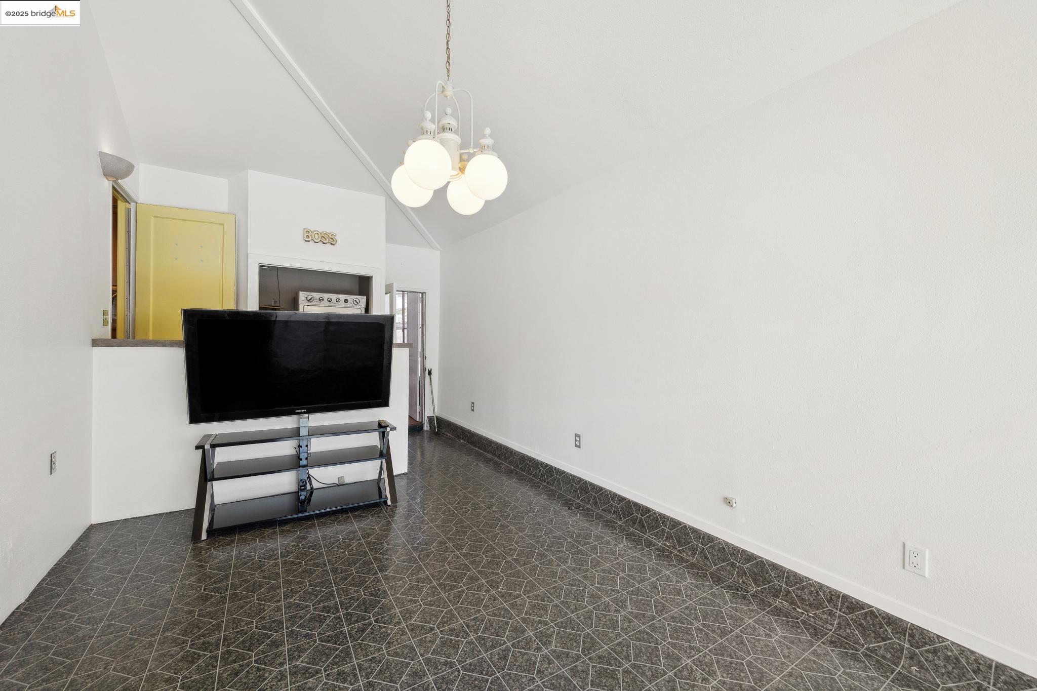 Detail Gallery Image 32 of 51 For 527 Capistrano Dr, Oakland,  CA 94603 - 3 Beds | 1 Baths