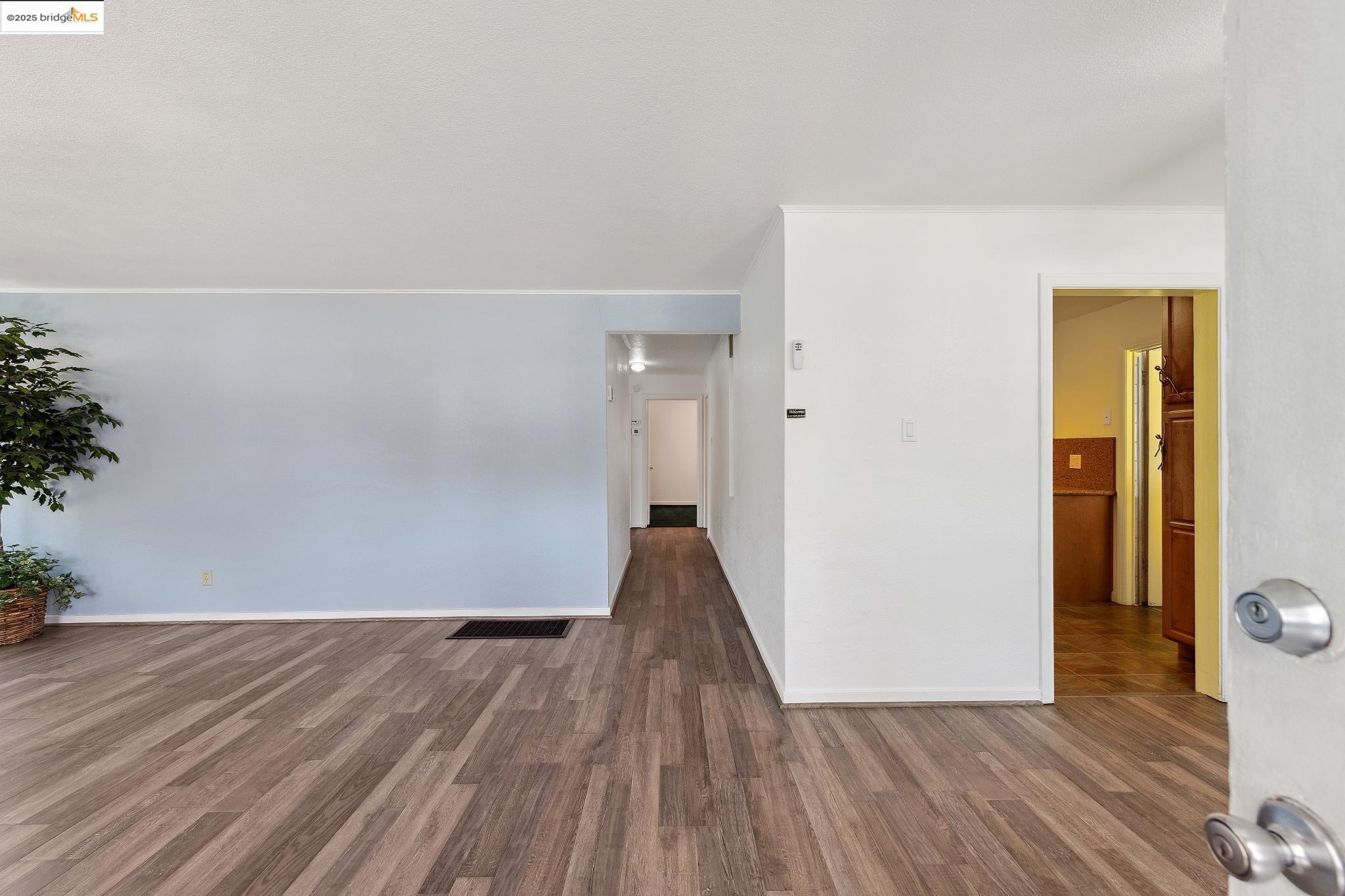 Detail Gallery Image 7 of 51 For 527 Capistrano Dr, Oakland,  CA 94603 - 3 Beds | 1 Baths