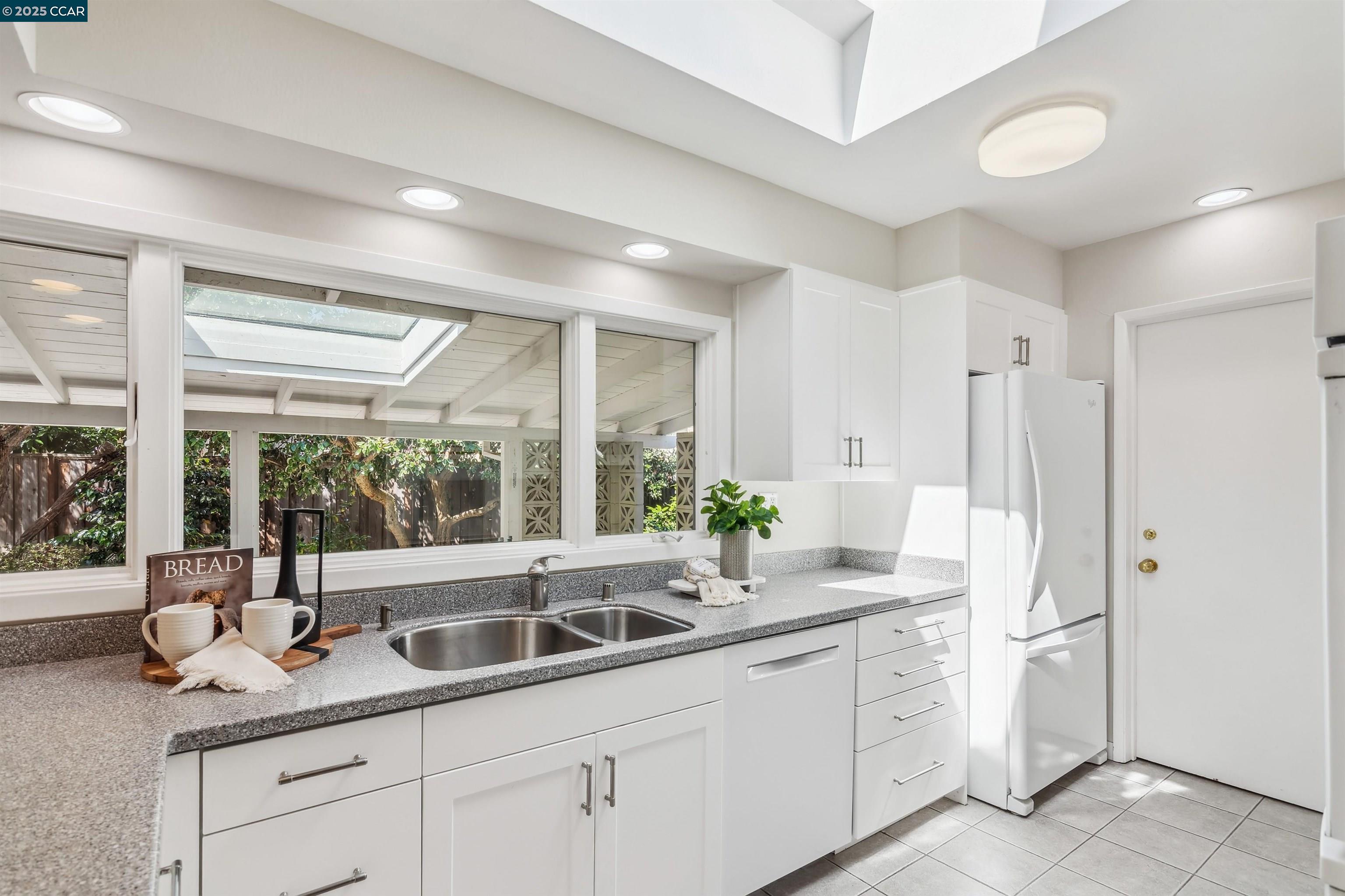 Detail Gallery Image 12 of 26 For 107 via Mantilla, Walnut Creek,  CA 94598 - 3 Beds | 2 Baths