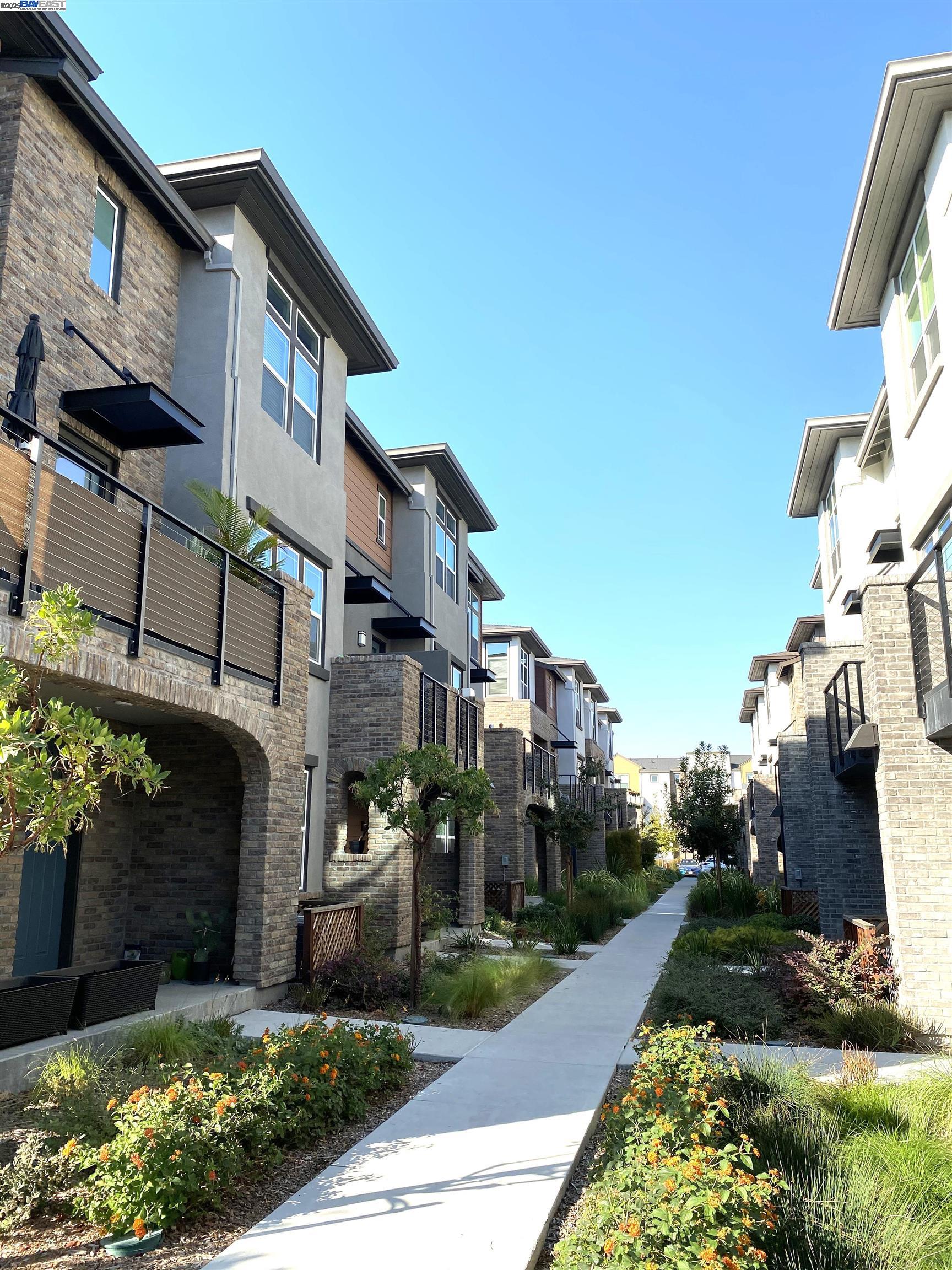 Detail Gallery Image 1 of 22 For 542 Santa Maria Ter #5,  Sunnyvale,  CA 94085 - 4 Beds | 3/1 Baths