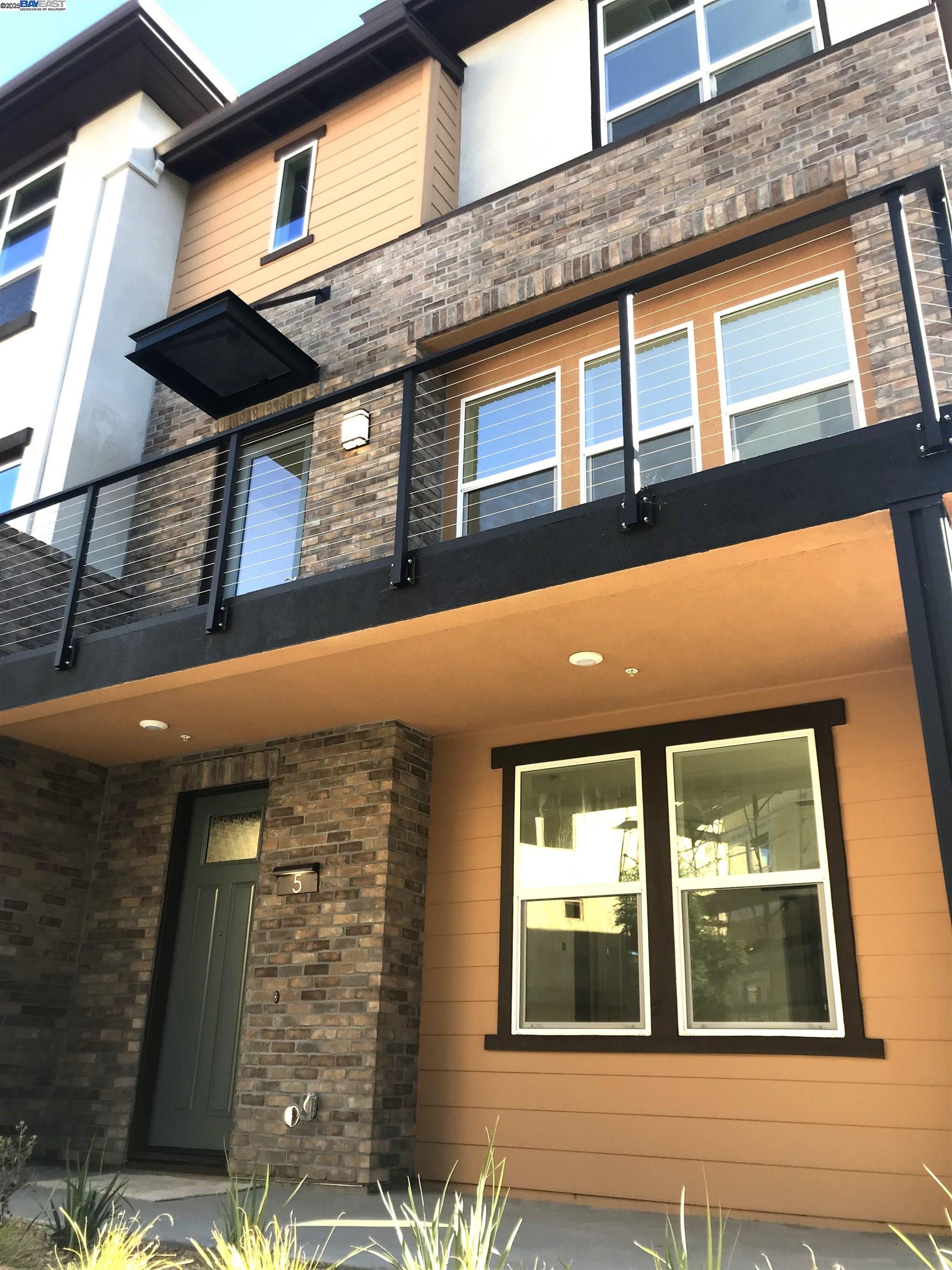 Detail Gallery Image 2 of 22 For 542 Santa Maria Ter #5,  Sunnyvale,  CA 94085 - 4 Beds | 3/1 Baths