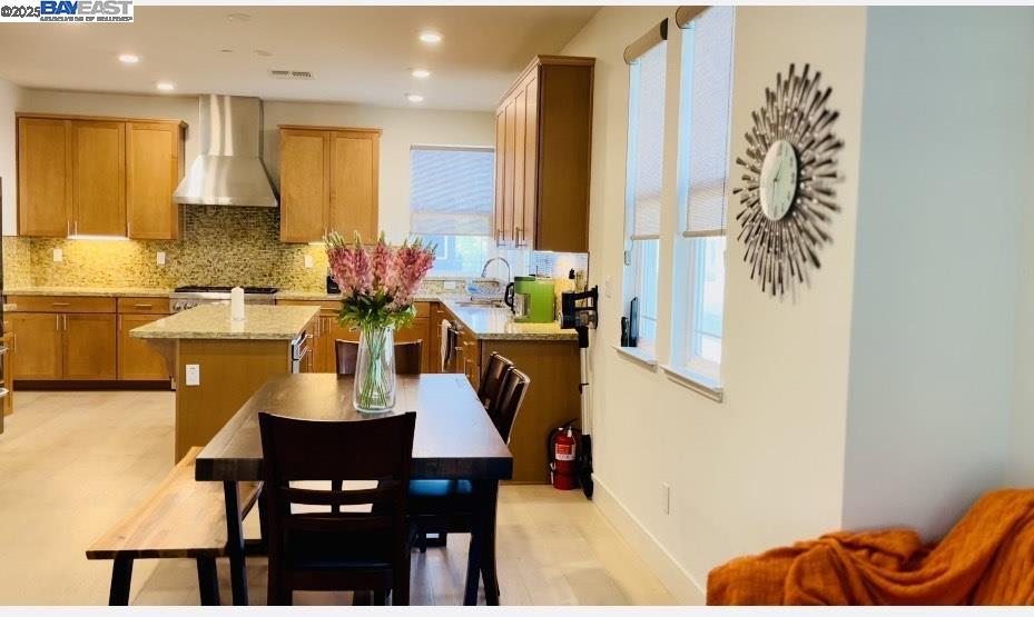 Detail Gallery Image 3 of 22 For 542 Santa Maria Ter #5,  Sunnyvale,  CA 94085 - 4 Beds | 3/1 Baths