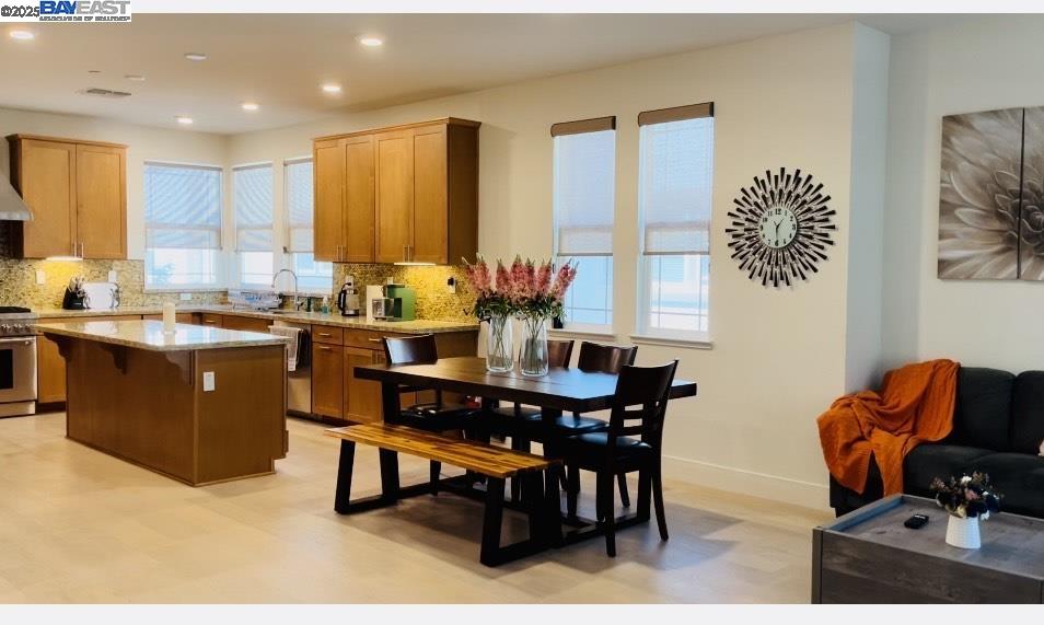 Detail Gallery Image 4 of 22 For 542 Santa Maria Ter #5,  Sunnyvale,  CA 94085 - 4 Beds | 3/1 Baths