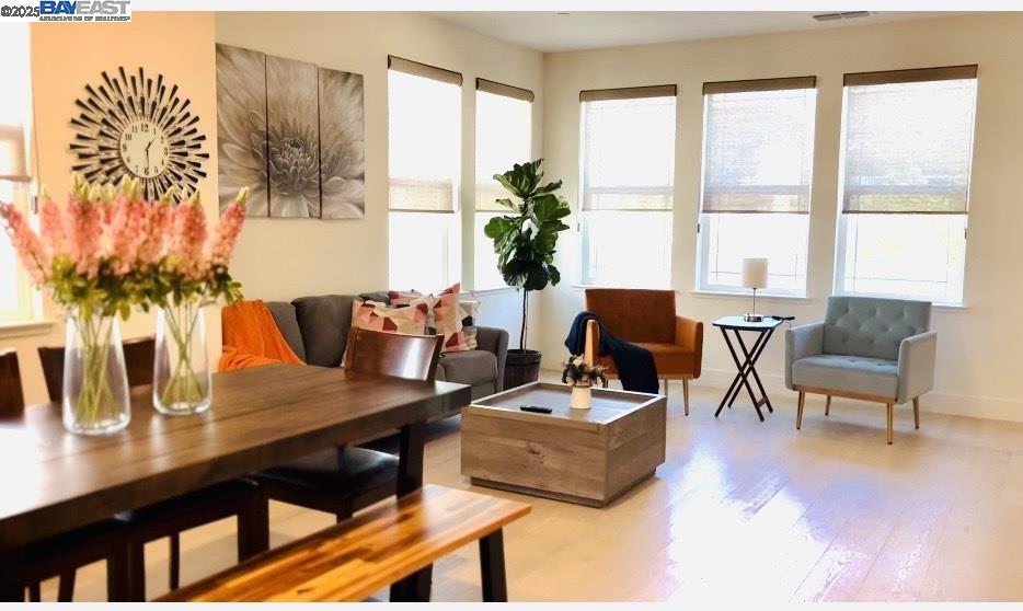 Detail Gallery Image 5 of 22 For 542 Santa Maria Ter #5,  Sunnyvale,  CA 94085 - 4 Beds | 3/1 Baths